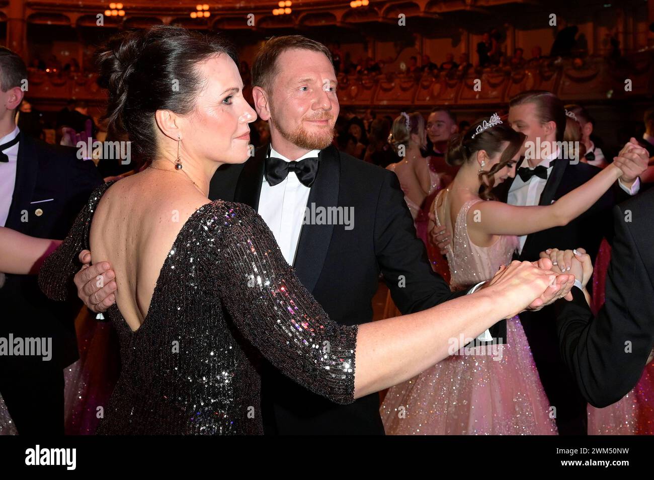 Michael Kretschmer mit Partnerin Annett Hofmann beim 16. SemperOpernball 2024 in der Semper Oper. Dresda, 23.02.2024 *** Michael Kretschmer con il partner Annett Hofmann al 16 SemperOperaball 2024 alla Semper Opera Dresda, 23 02 2024 foto:XF.xKernx/xFuturexImagex semperopernball 4328 Foto Stock