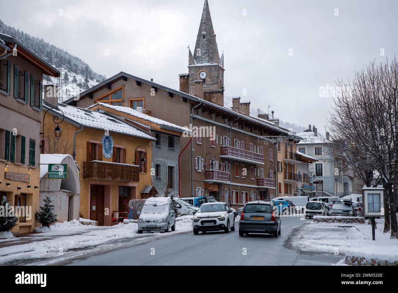 Vista invernale sulla strada principale di Lanslebourg, una piccola e pittoresca cittadina delle Alpi francesi Foto Stock