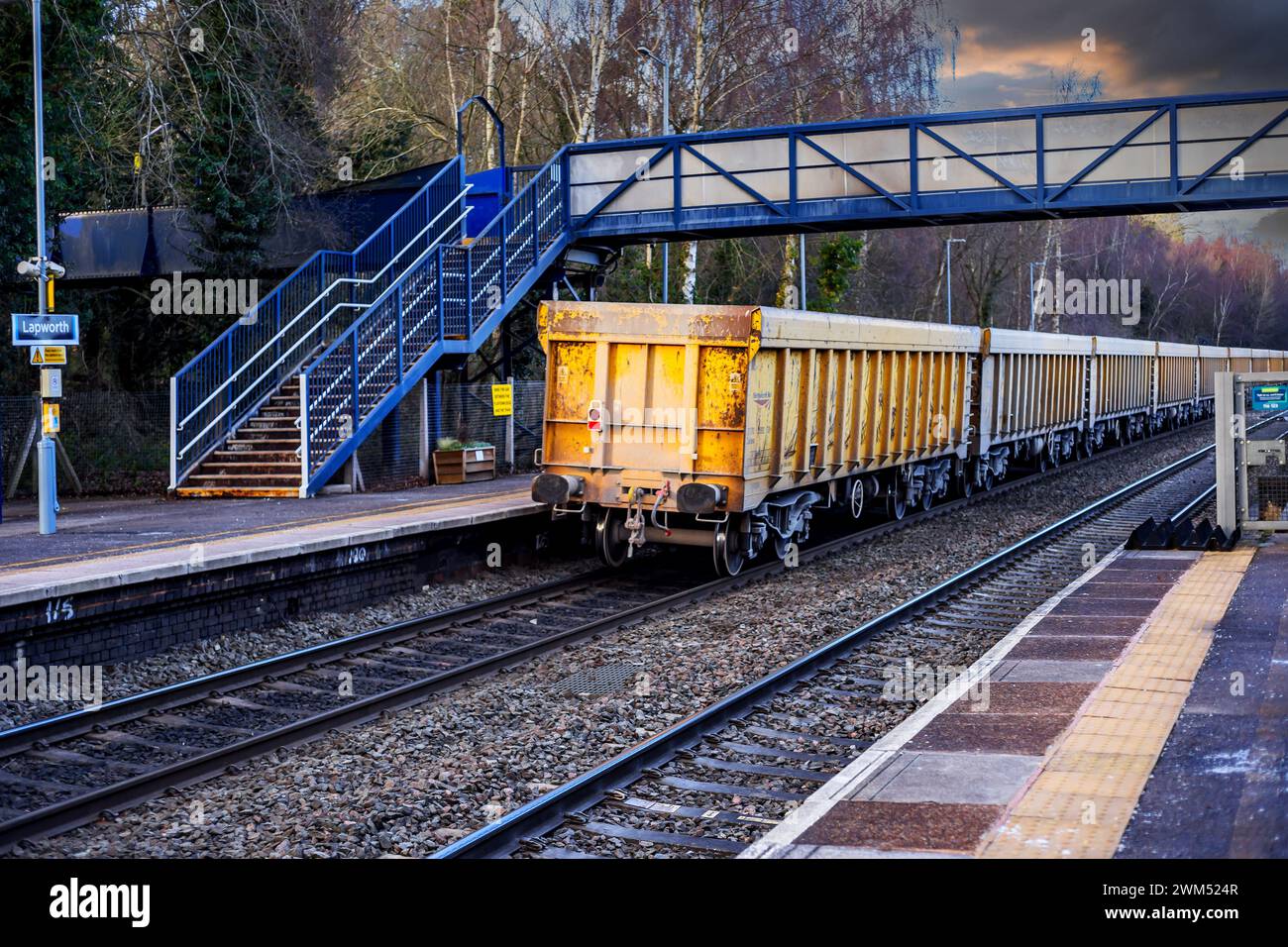 stazione per pendolari passeggeri della rete ferroviaria britannica inghilterra midlands occidentali regno unito Foto Stock