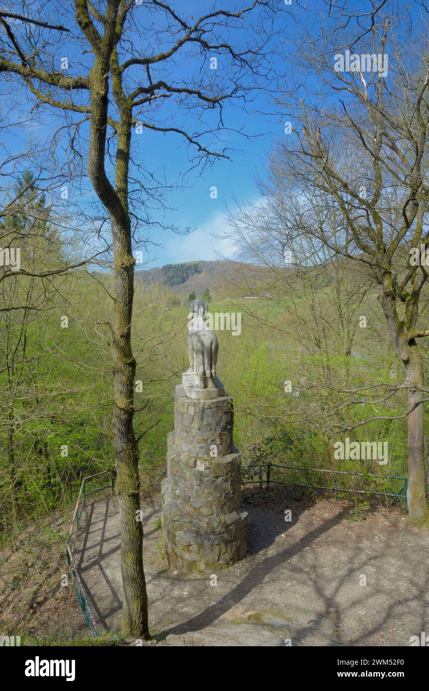 Il Rüdenstein, monumento a un cane leale che salvò il suo maestro nell'inverno 1424, la Terra di Bergisches, Solingen e Leichlingen, Germania Foto Stock