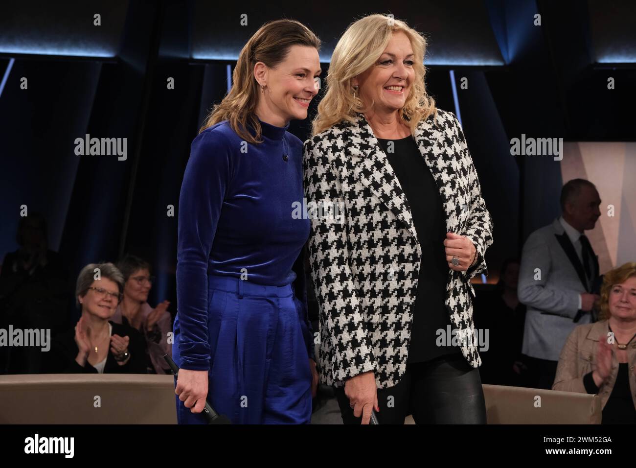 Anja Reschke und Bettina Tietjen moderieren Die NDR Talk Show, Fototermin am 23.2.2024 im Fernsehstudio Hamburg Lokstedt **** Anja Reschke e Bettina Tietjen ospitano il talk show NDR, sessione fotografica il 23 2 2024 nello studio televisivo Lokstedt di Amburgo Foto Stock