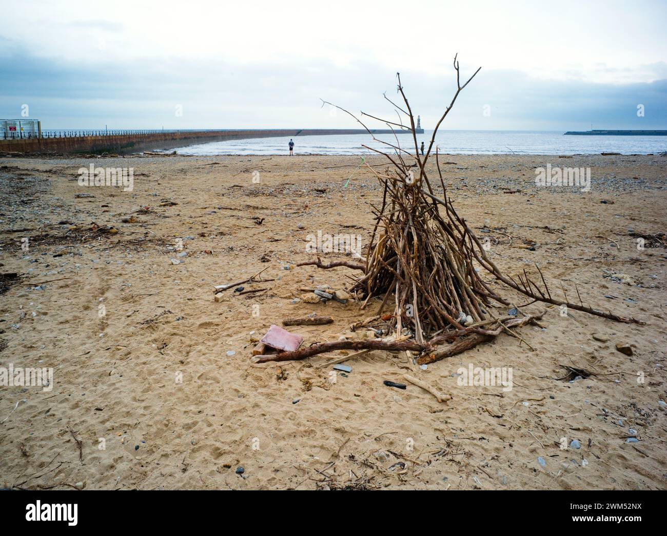 Un mucchio di bastoni sulla spiaggia di Roker a Sunderland Foto Stock