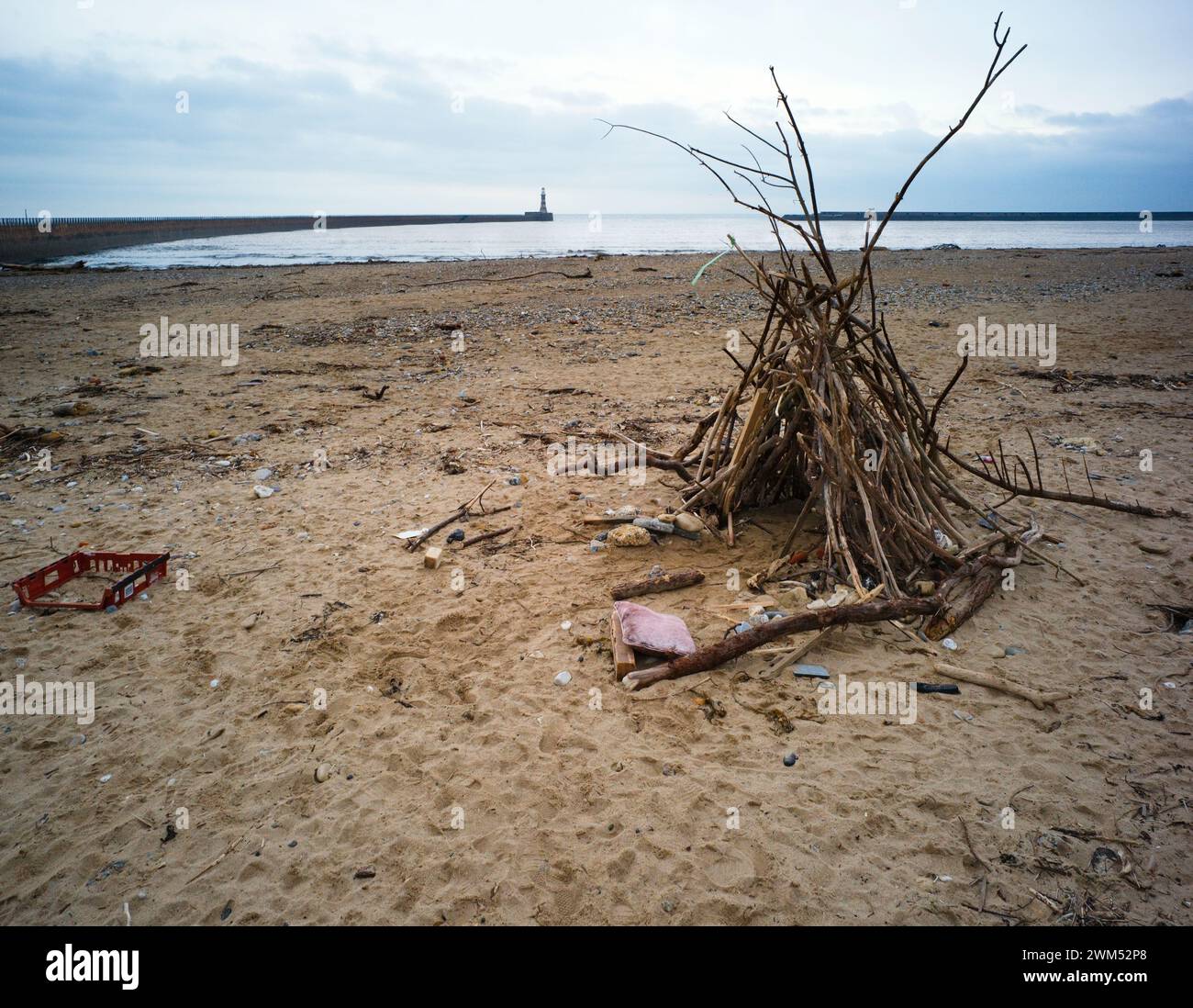 Driftwood sulla spiaggia di Roker a Sunderland è stato trasformato in un wigwam Foto Stock