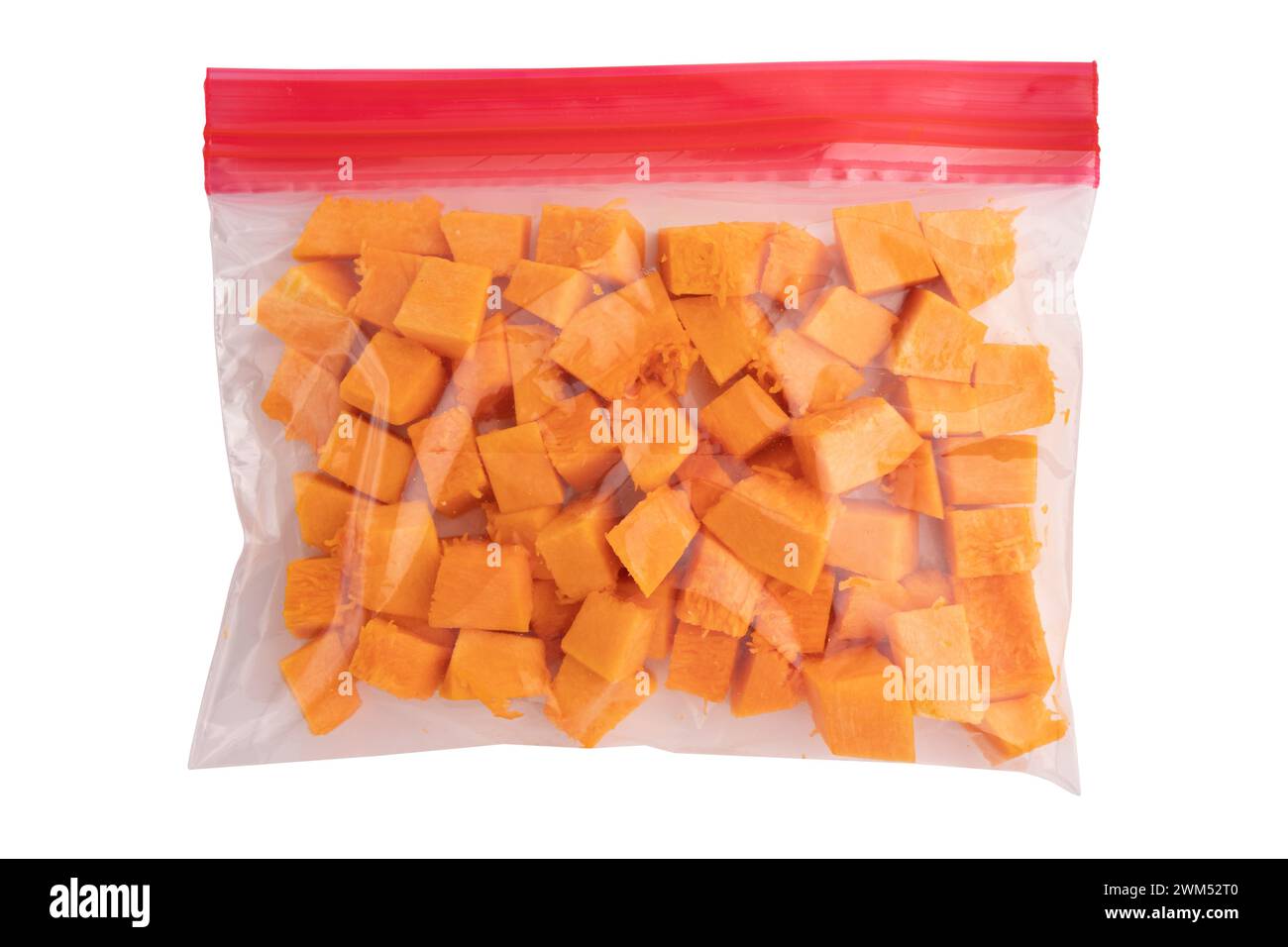 pezzi di zucca confezionati in sacchetto di plastica, zucca tritata isolata su sfondo bianco con percorso di ritaglio, vista dall'alto Foto Stock