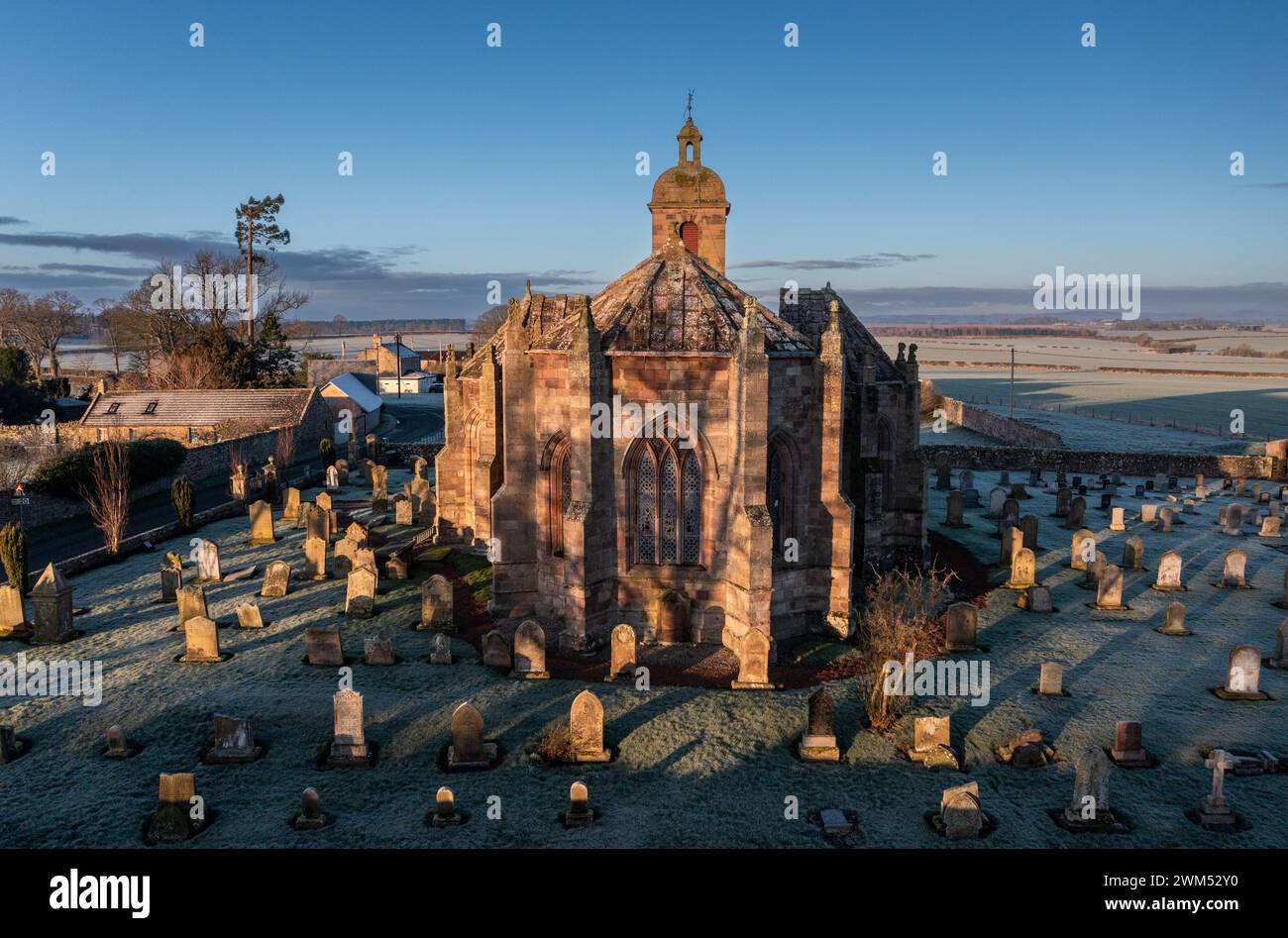 Giacomo IV fece costruire questa bella chiesa dopo quasi annegamento nel fiume Tweed mentre si ritirava dall'esercito inglese nel 1497 Foto Stock