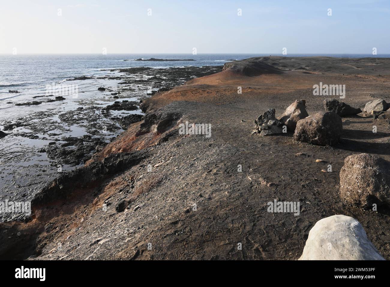 Fuerteventura ist eine Kanarische Insel im Atlantischen Ozean, rund 120 km westlich der marokkanischen Küste. SIE ist nach Teneriffa die zweitgrösste Insel der Kanaren. Ihre Hauptstadt e Puerto del Rosario. Dort befindet sich der internationale Flughafen von Fuerte. MIT Lanzarote und Gran Canaria gehört Fuerteventura zur spanischen Provinz Las Palmas. Foto: Aussicht mit Meerblick, Faro punta de Jandia *** Fuerteventura è un'isola delle Canarie nell'Oceano Atlantico, a circa 120 chilometri ad ovest della costa marocchina e' la seconda isola più grande delle Isole Canarie dopo Tenerife il suo capit Foto Stock