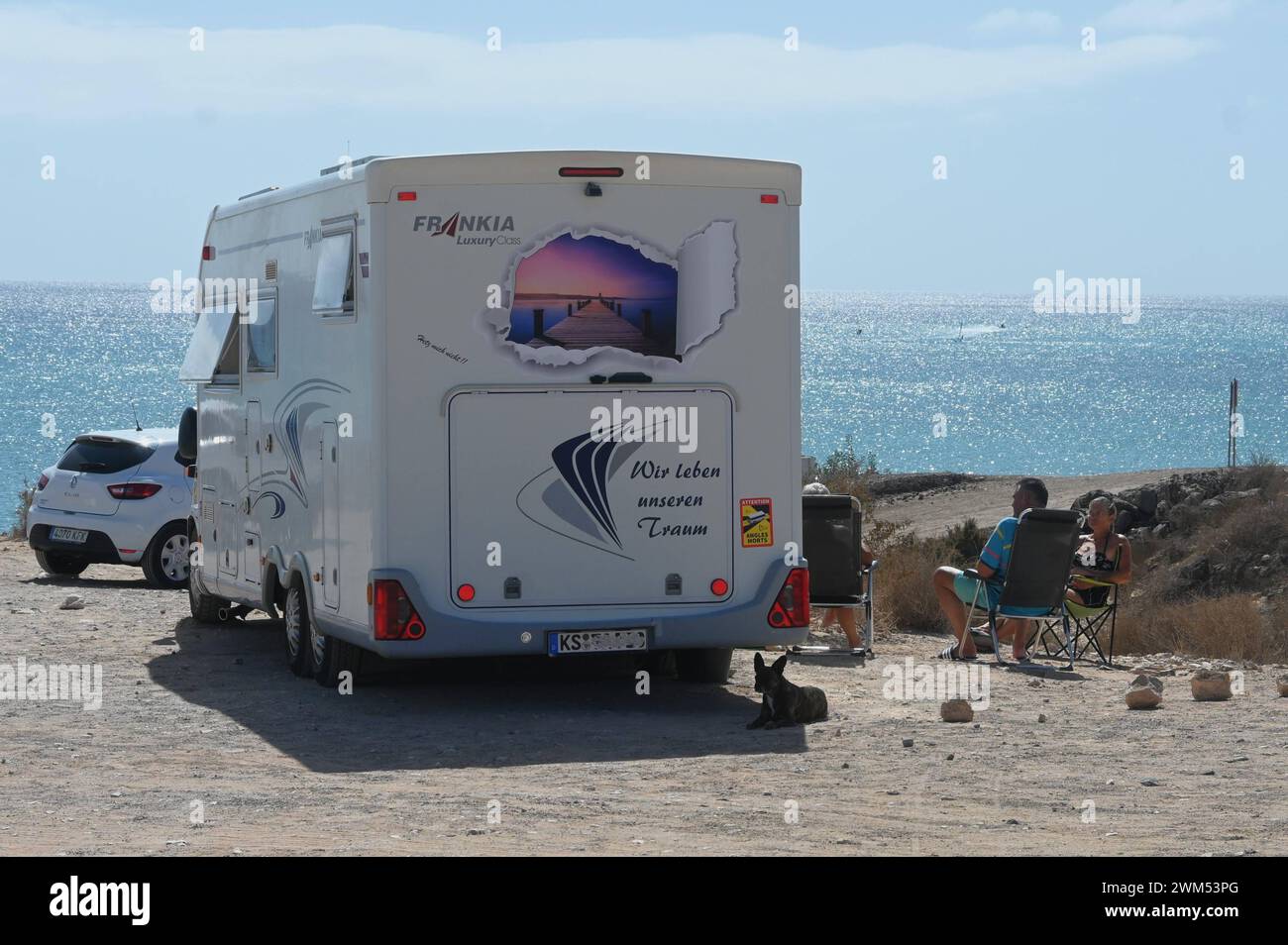 Fuerteventura ist eine Kanarische Insel im Atlantischen Ozean, rund 120 km westlich der marokkanischen Küste. SIE ist nach Teneriffa die zweitgrösste Insel der Kanaren. Ihre Hauptstadt e Puerto del Rosario. Dort befindet sich der internationale Flughafen von Fuerte. MIT Lanzarote und Gran Canaria gehört Fuerteventura zur spanischen Provinz Las Palmas. Foto: Vanlife, Wohnmobil bzw camper bei Costa calma *** Fuerteventura è un'isola delle Canarie nell'Oceano Atlantico, a circa 120 chilometri ad ovest della costa marocchina e' la seconda isola più grande delle Isole Canarie dopo Tenerife la sua capi Foto Stock