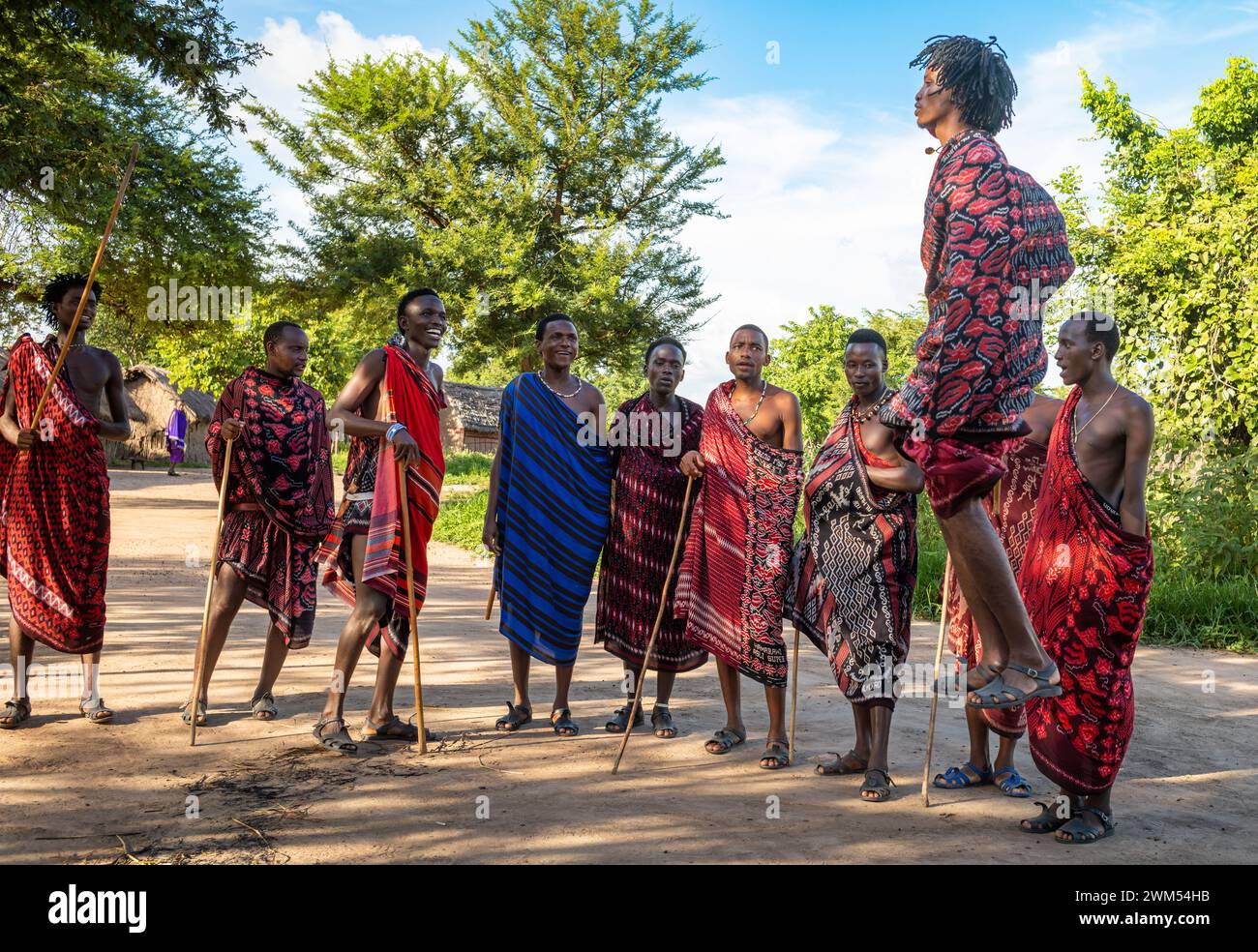 Un gruppo di guerrieri Maasai esegue la danza tradizionale del salto nel loro villaggio di Mikumi, Tanzania Foto Stock