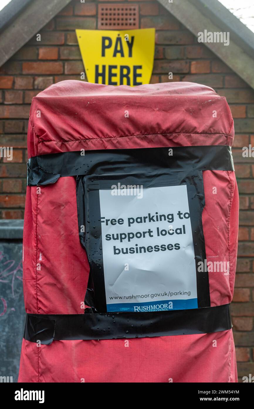 Parchimetro coperto da cartello con la scritta Reading Parcheggio gratuito a sostegno delle aziende locali a Farnborough, Hampshire, Inghilterra, Regno Unito, durante il 2024 Foto Stock