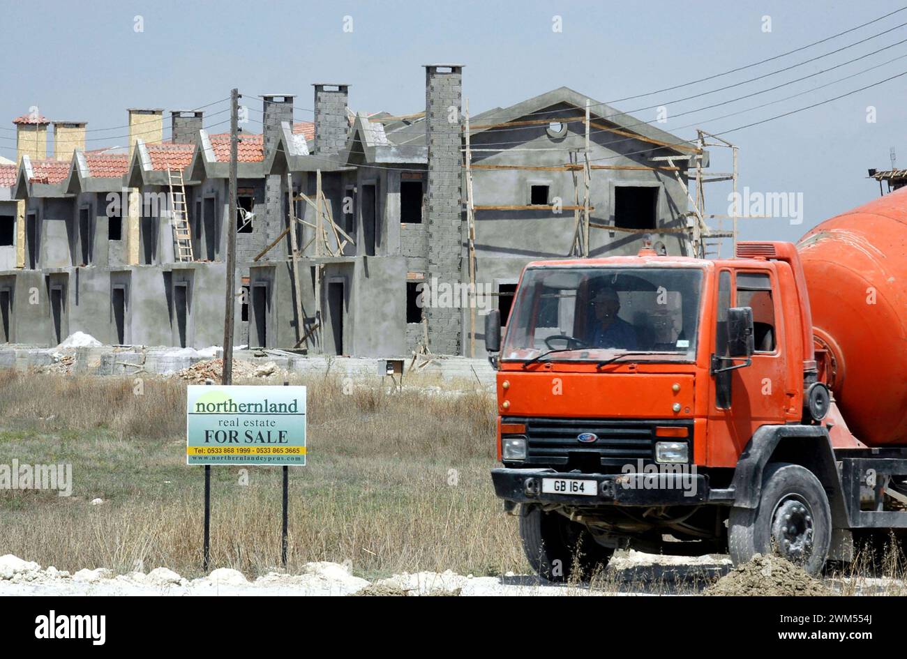 Il boom edilizio nella parte settentrionale di Cipro continua senza sosta. Per tre anni sono state costruite sempre più case e condomini per le vacanze. Foto Stock