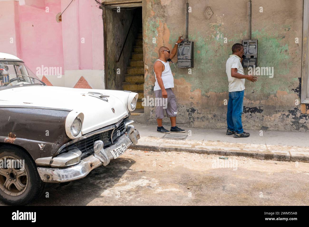 Öffentliche Telefone in einer Straße im Zentrum von Havanna.                                          © CIPS/Marcos Gittis, office@cips.com.cy Foto Stock