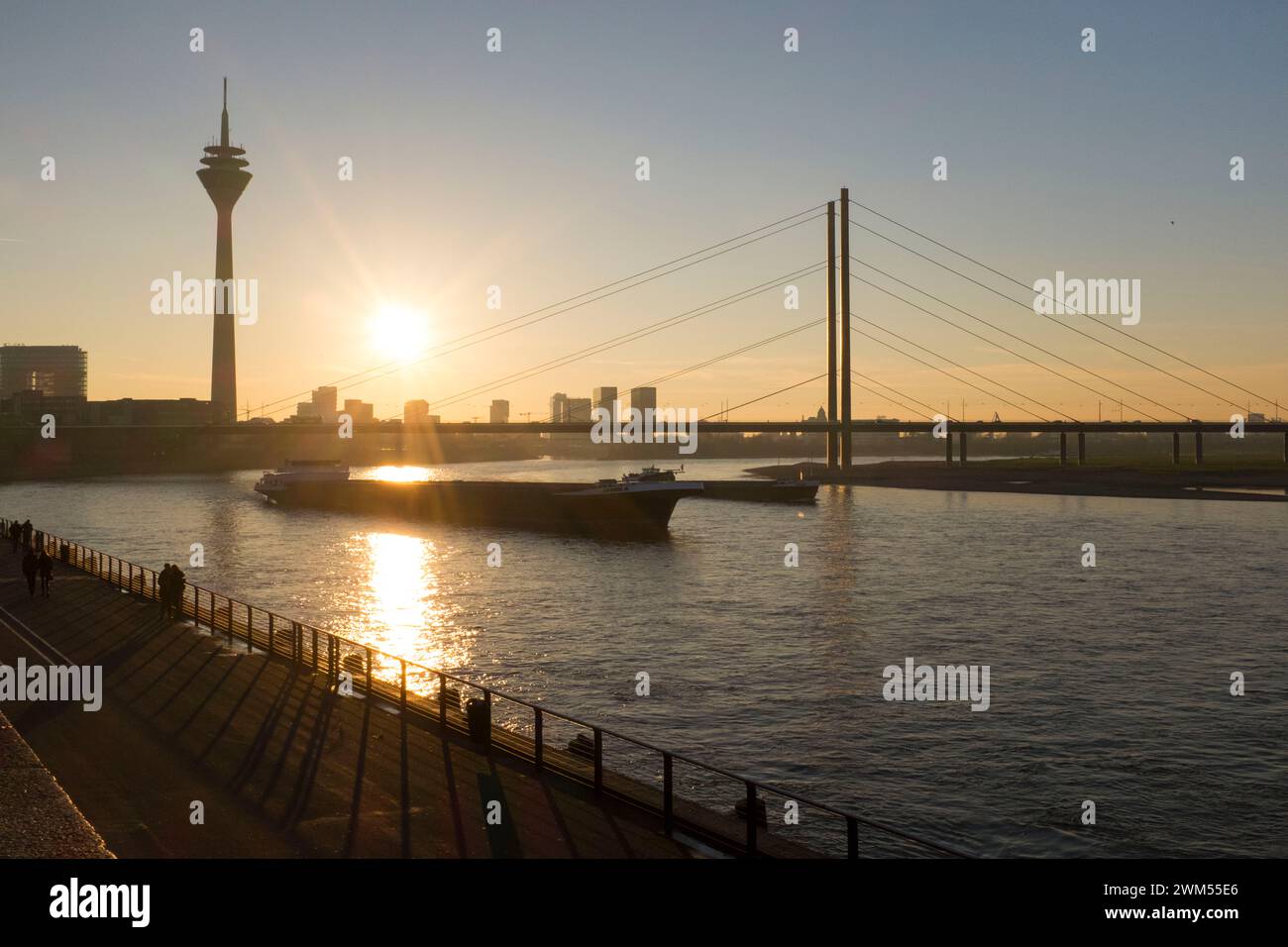 Sulle rive del Reno a Düsseldorf. Foto Stock