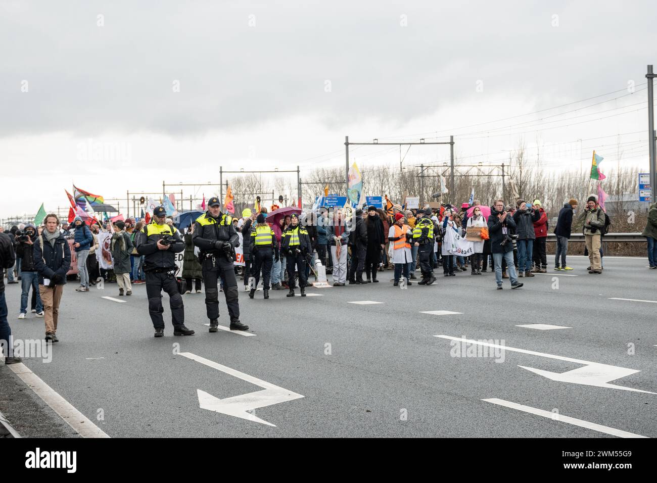 Amsterdam, Paesi Bassi. 24 febbraio 2024. Gli attivisti della ribellione per l'estinzione conducono il blocco A10 per protestare contro il finanziamento dell'industria dei combustibili fossili da parte di ING. I manifestanti chiudono la strada principale nel centro della città per sensibilizzare l'opinione pubblica sulle preoccupazioni ambientali. Crediti: Drew McArthur/Alamy Live News Foto Stock