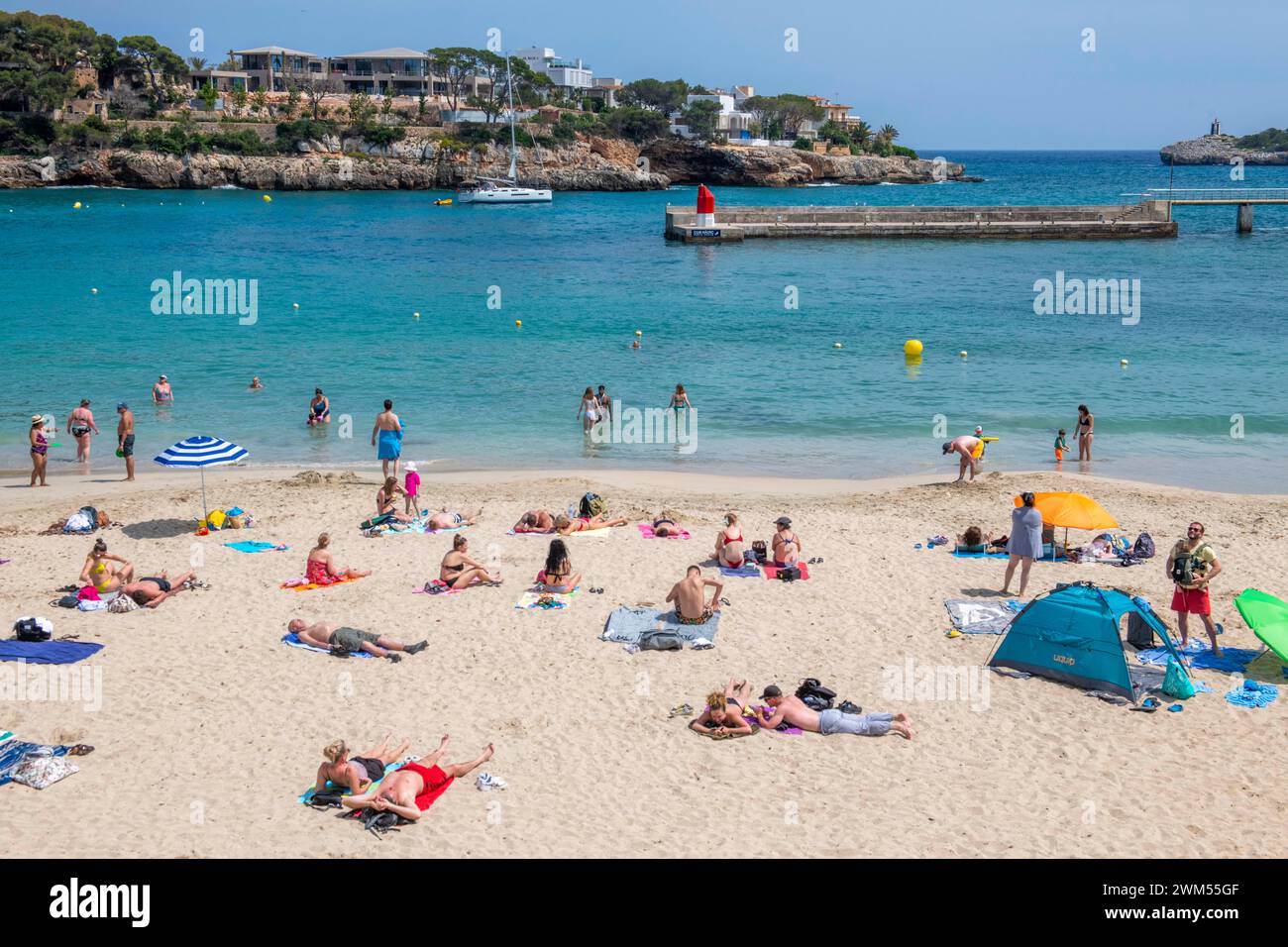 La spiaggia nella baia di Porto Cristo sulla costa orientale di Maiorca Foto Stock