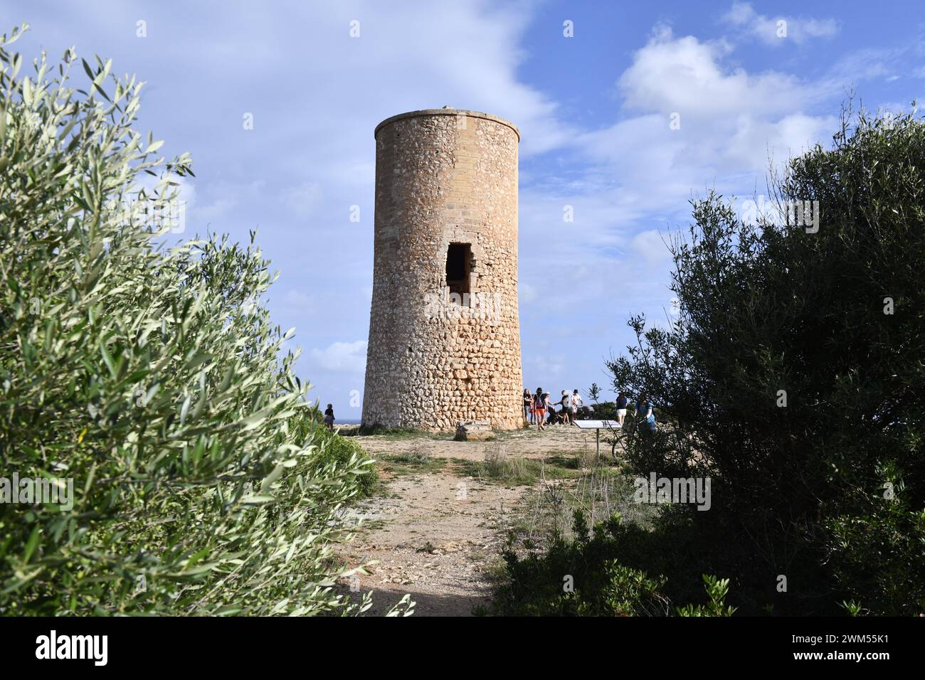 La Torre dels Falcons a Porto Cristo, sulla costa orientale di Maiorca, fu costruita nel XVI secolo. Foto Stock