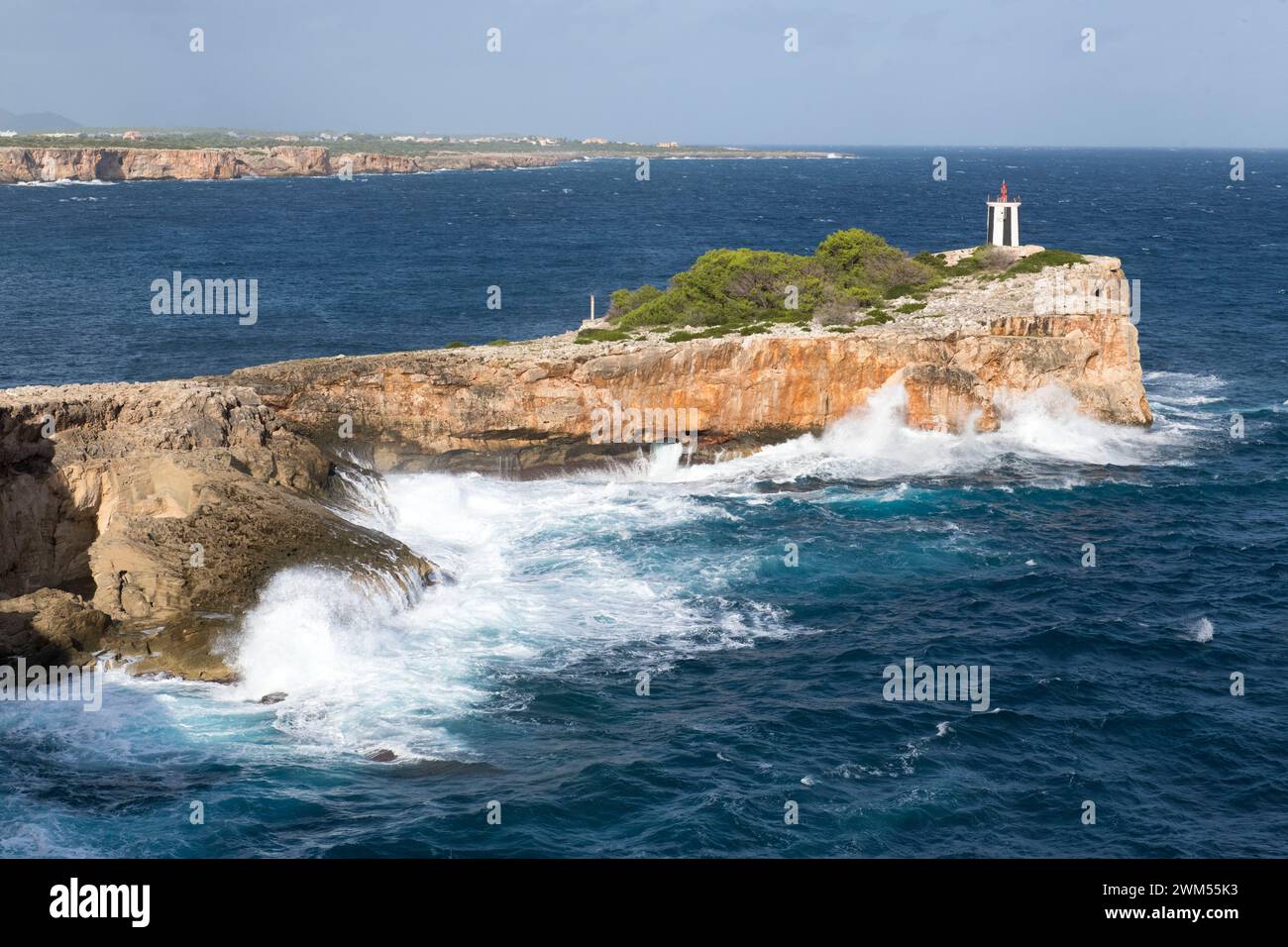 Faro all'ingresso della baia di Porto Cristo sulla costa orientale di Maiorca. Foto Stock
