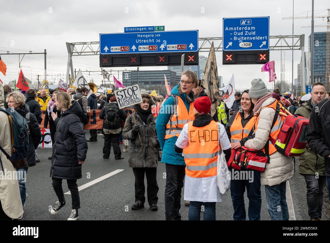 Amsterdam, Paesi Bassi. 24 febbraio 2024. Gli attivisti della ribellione per l'estinzione conducono il blocco A10 per protestare contro il finanziamento dell'industria dei combustibili fossili da parte di ING. I manifestanti chiudono la strada principale nel centro della città per sensibilizzare l'opinione pubblica sulle preoccupazioni ambientali. Crediti: Drew McArthur/Alamy Live News Foto Stock