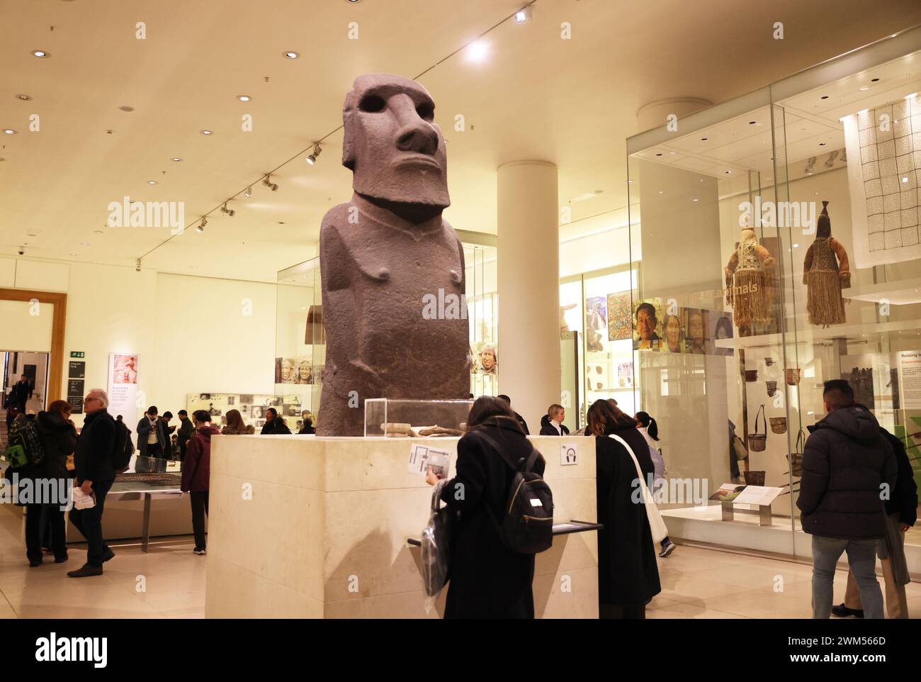 Moai, noto come Hoa Hakananai'a, una figura di antenato basalto, fatta nel 1000-1200, presa dal territorio cileno dell'isola di Pasqua o Rapa Nui nel 1868 dall'equipaggio di una nave britannica come regalo per la regina Vittoria. L'ha regalata al British Museum di Londra dove si trova ora. Di recente è stata avviata una campagna sui social media per chiedere il ritorno della statua, avviata dall'influencer cileno Mike Milfort, anch'esso sostenuto dal presidente cileno Gabriel Boric. Foto Stock