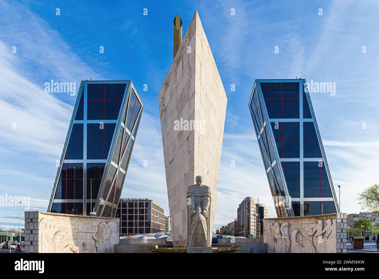 Puerta de Europa o torres KIO nel distretto finanziario di Madrid, Spagna. Foto Stock