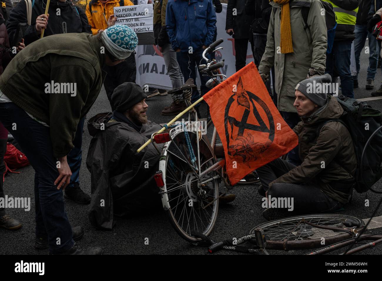 Amsterdam, Paesi Bassi. 24 febbraio 2024. Gli attivisti della ribellione per l'estinzione si collegano tra loro al blocco A10 per protestare contro il finanziamento dell'industria dei combustibili fossili da parte di ING. I manifestanti chiudono la strada principale nel centro della città per sensibilizzare l'opinione pubblica sulle preoccupazioni ambientali. Crediti: Drew McArthur/Alamy Live News Foto Stock