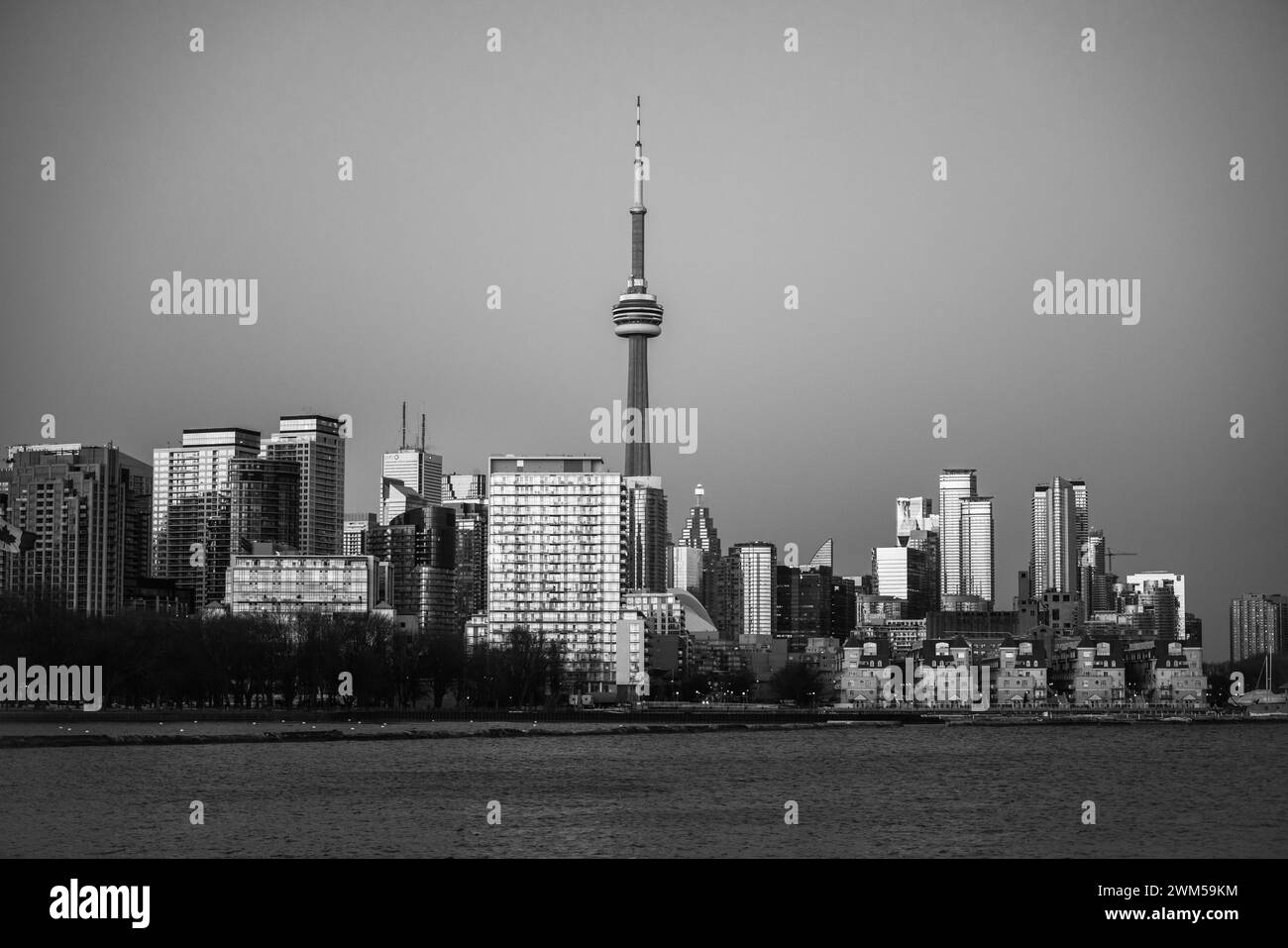 Toronto, Canada - Vista dello skyline della citta', luce del giorno, bianco e nero moody Foto Stock