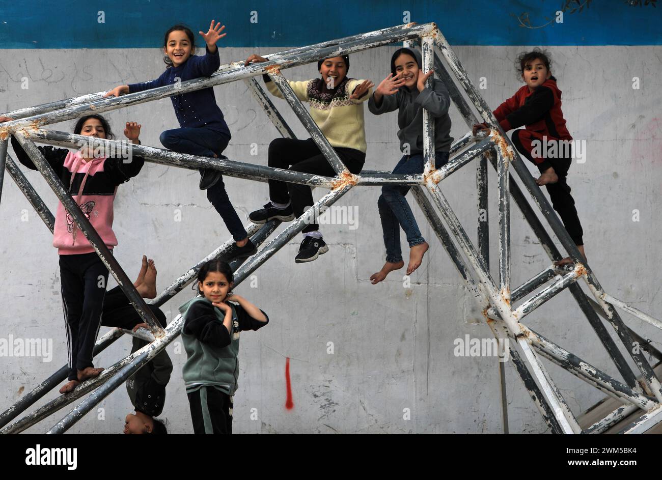 Gaza. 23 febbraio 2024. I bambini sono ritratti nel campo profughi di Maghazi, nella Striscia di Gaza centrale, il 23 febbraio 2024. Crediti: Yasser Qudih/Xinhua/Alamy Live News Foto Stock