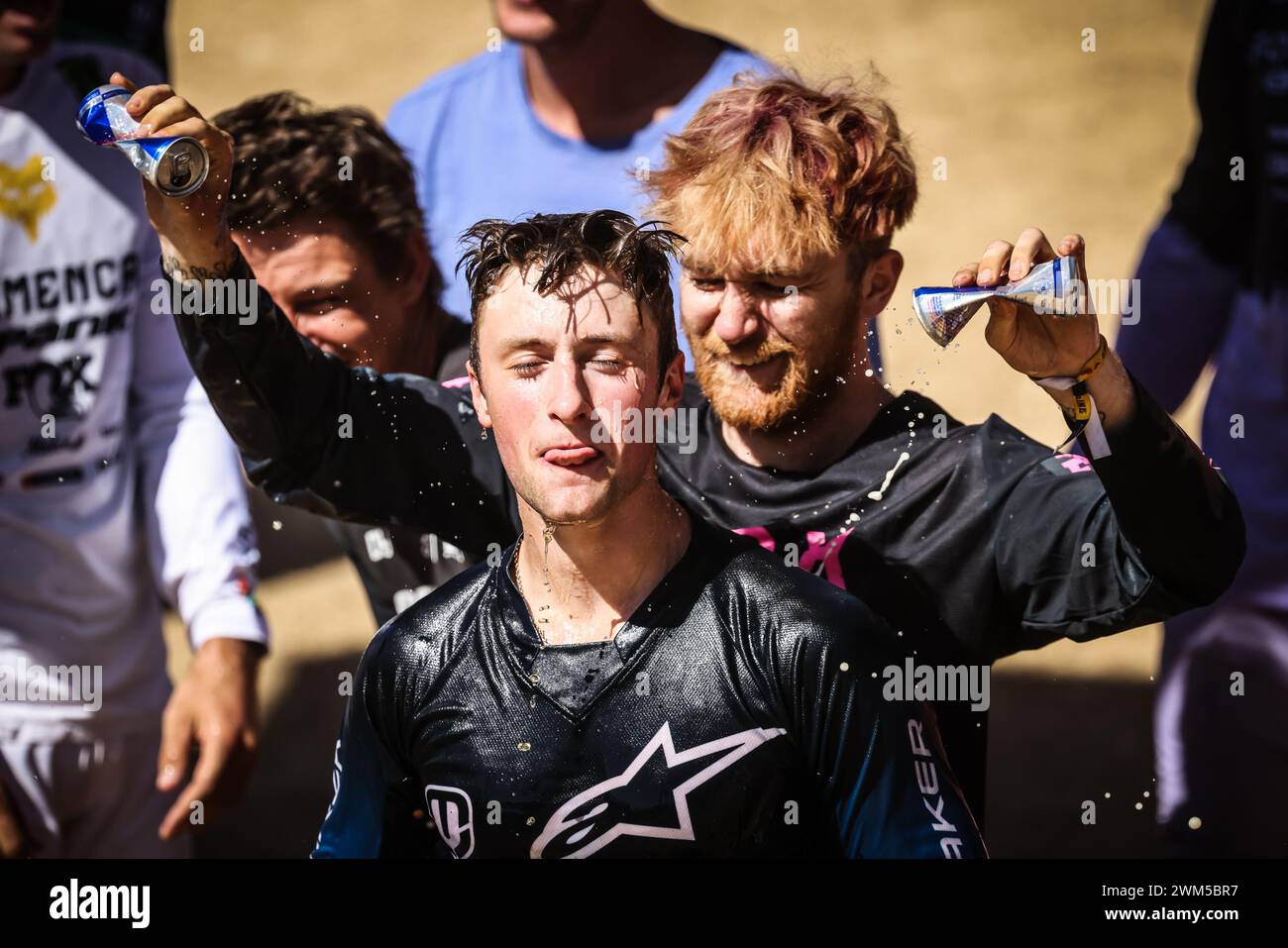 Maydena, Tasmania, Australia. 24 febbraio 2024. MAYDENA, AUSTRALIA - 24 FEBBRAIO: Ronan Dunne d'Irlanda celebra la sua vittoria con Red Bull drink al Red Bull Hardline Tasmania il 24 febbraio 2024 a Maydena, Australia. (Credit Image: © Chris Putnam/ZUMA Press Wire) SOLO PER USO EDITORIALE! Non per USO commerciale! Foto Stock