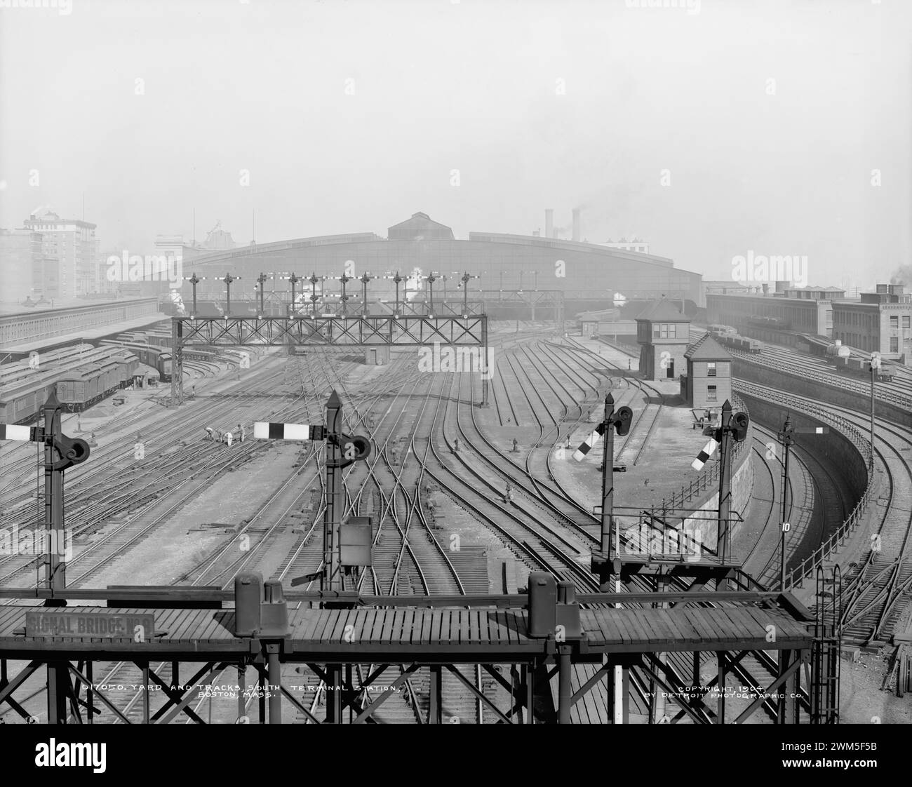 Yard e binari, Signal Bridge, South Terminal Station, Boston, Massachusetts. Detroit Publ. Foto CO 1904 Foto Stock