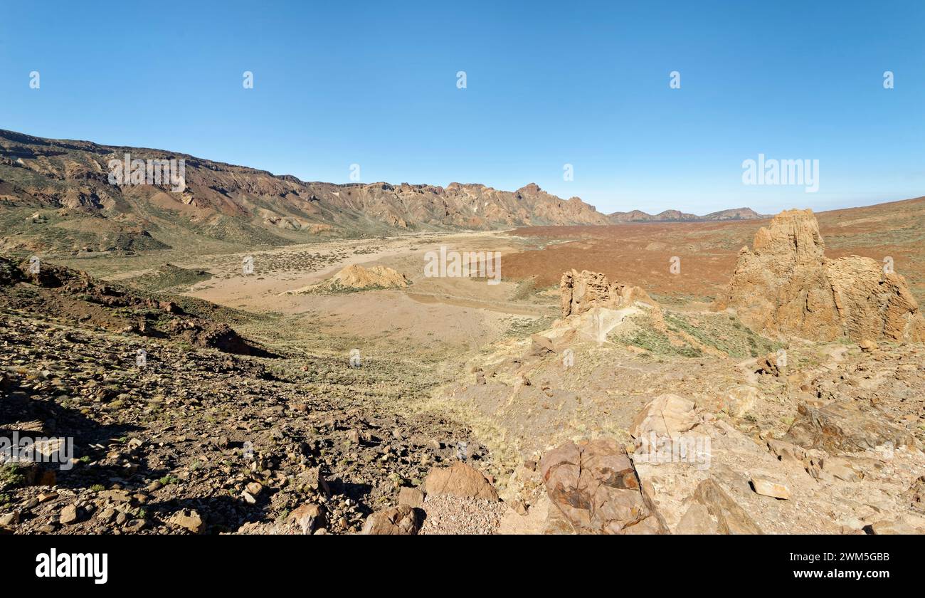 Panoramica della caldera di Las Canadas e della roccia della cattedrale da Roques de Garcia, Parco Nazionale del Teide, Tenerife, Isole Canarie, maggio 2023. Foto Stock