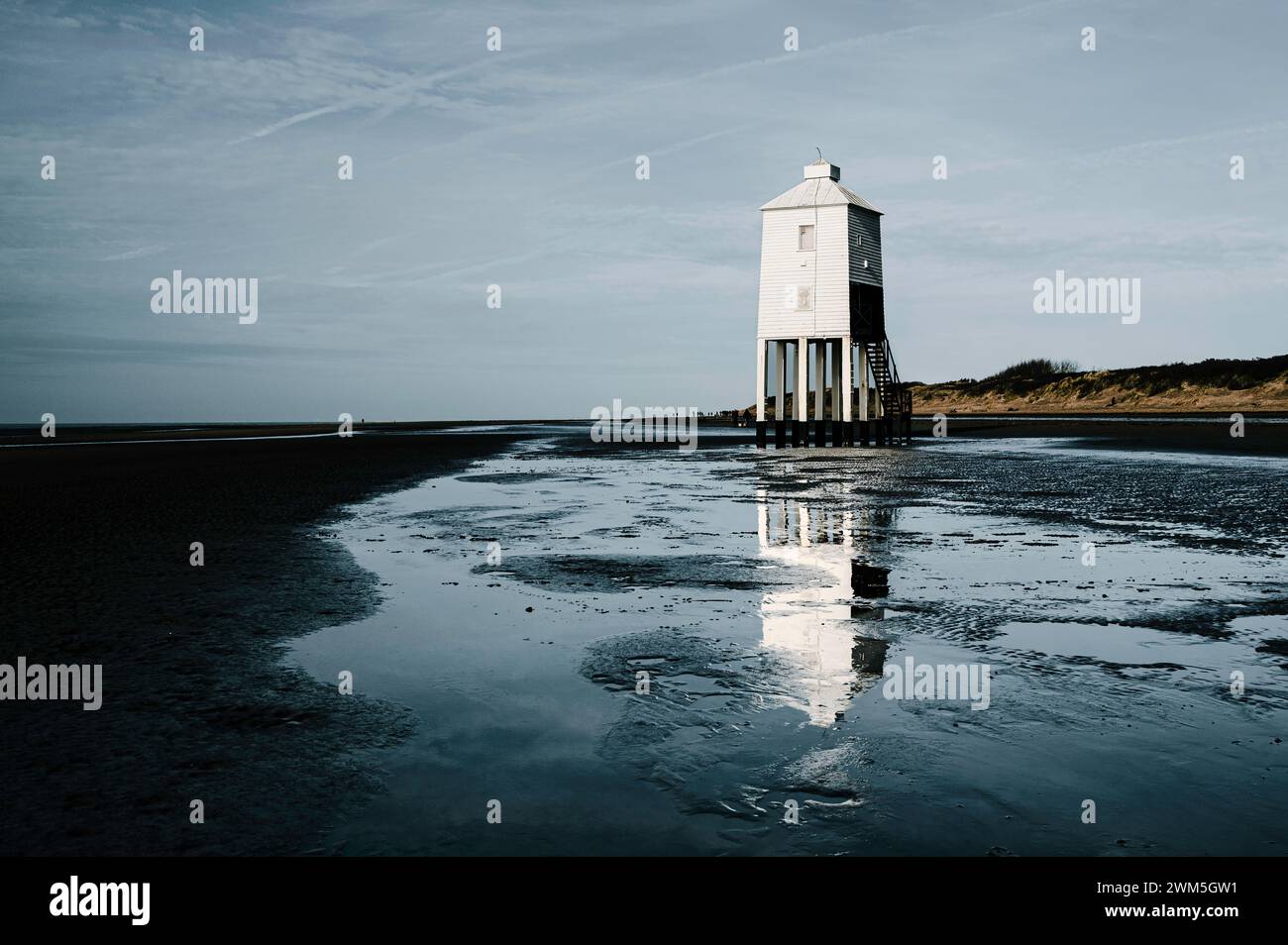Faro di legno sulla costa Foto Stock