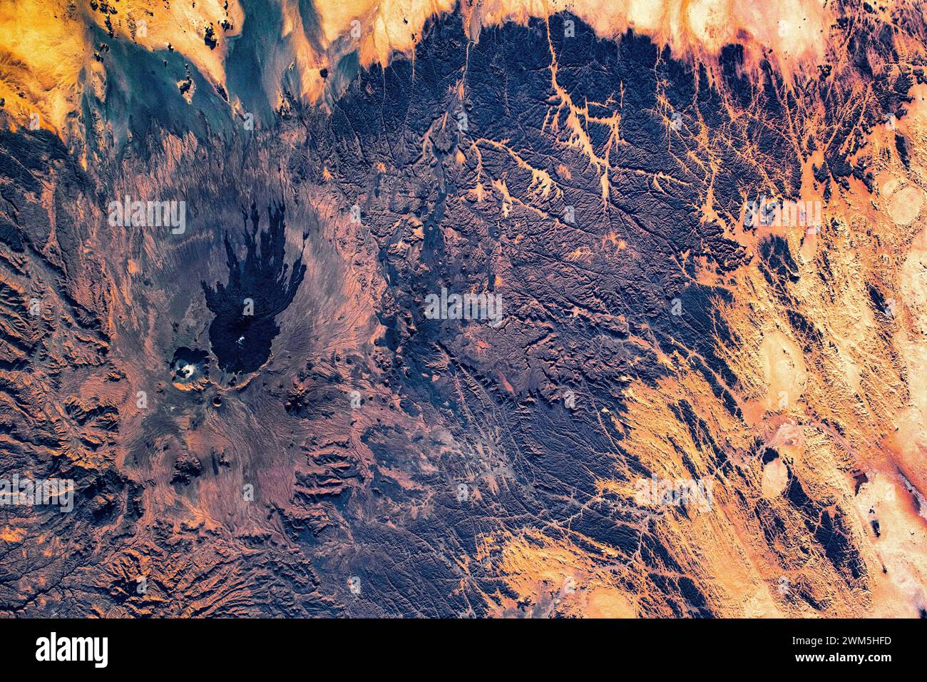 Un contrasto nel deserto, caratteristica di terra del clima arido, Ciad. Foto Stock