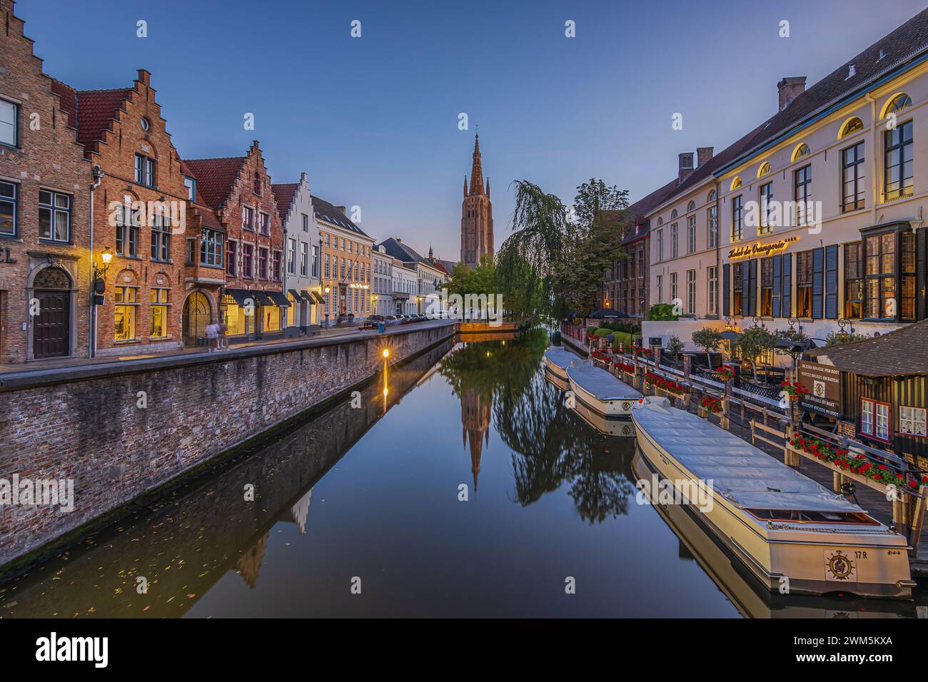 Canale illuminato nella città vecchia di Bruges. Atmosfera serale nella città anseatica belga con edifici storici e vecchie case merchantsa. Foto Stock Canale illuminato nella città vecchia di Bruges. Atmosfera serale nella città anseatica belga con edifici storici e vecchie case merchantsa. Foto Stock