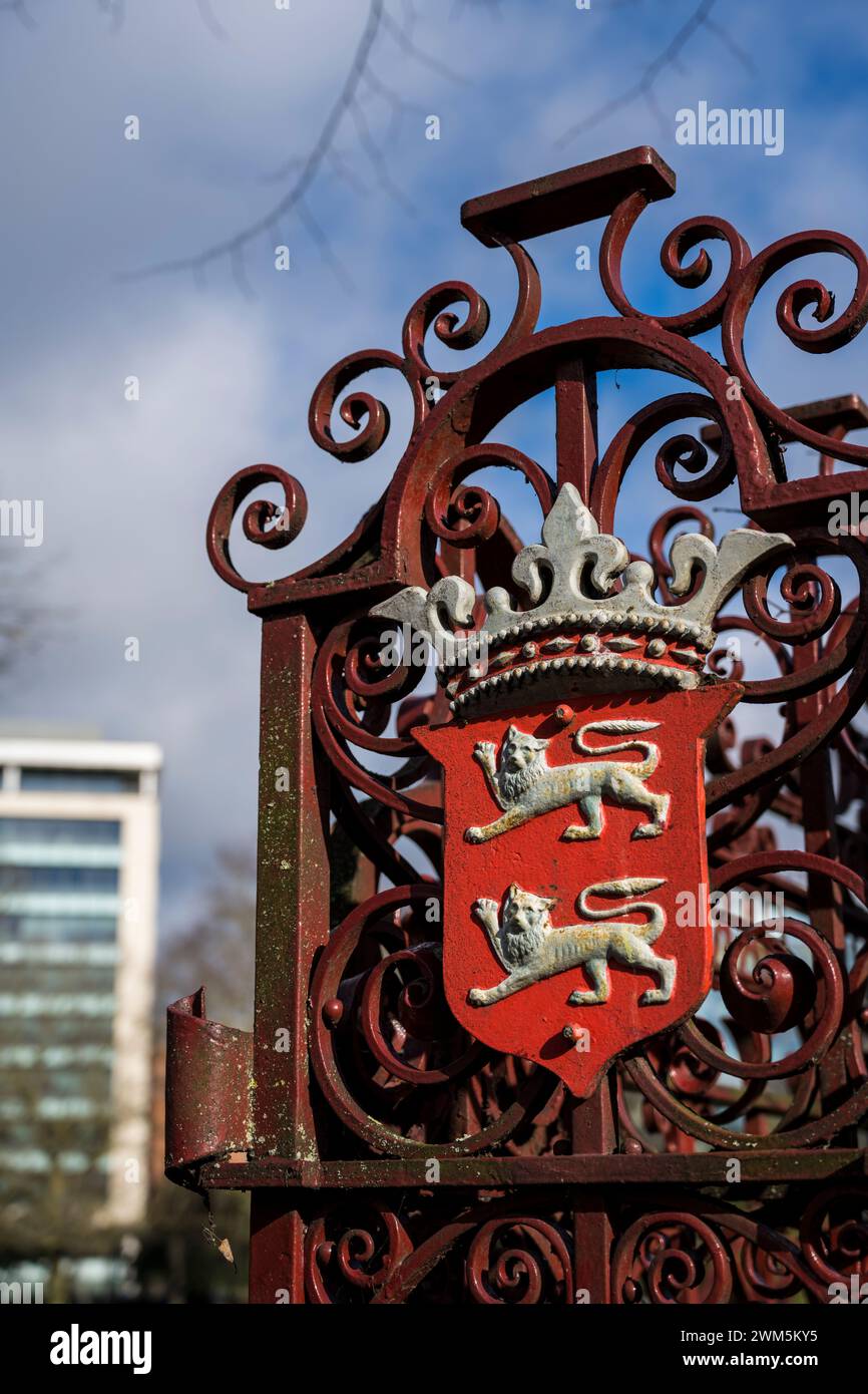Berkshire Shield on the Gates of Forbury Gardens, Reading, Berkshire, Inghilterra, Regno Unito, GB. Foto Stock