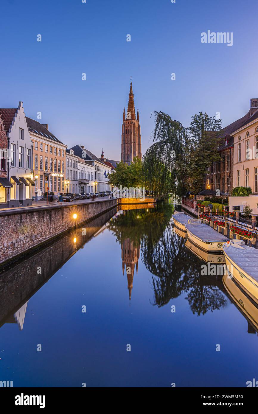Riflessioni su un canale a Bruges la sera. Storiche case a graticcio e la Chiesa di nostra Signora nel centro della città vecchia del Belgio Foto Stock Riflessioni su un canale a Bruges la sera. Storiche case a graticcio e la Chiesa di nostra Signora nel centro della città vecchia del Belgio Foto Stock