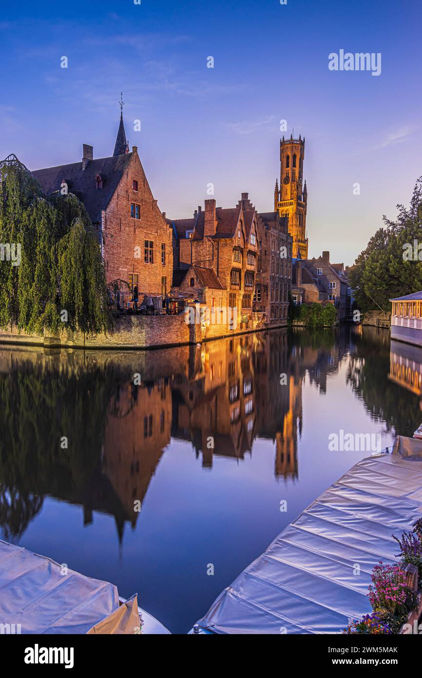 Dal molo Rosary di Bruges. Belfry della città vecchia e delle storiche case delle corporazioni e delle case dei mercanti in un'atmosfera serale. riflessi d'acqua Foto Stock Dal molo Rosary di Bruges. Belfry della città vecchia e delle storiche case delle corporazioni e delle case dei mercanti in un'atmosfera serale. riflessi d'acqua Foto Stock