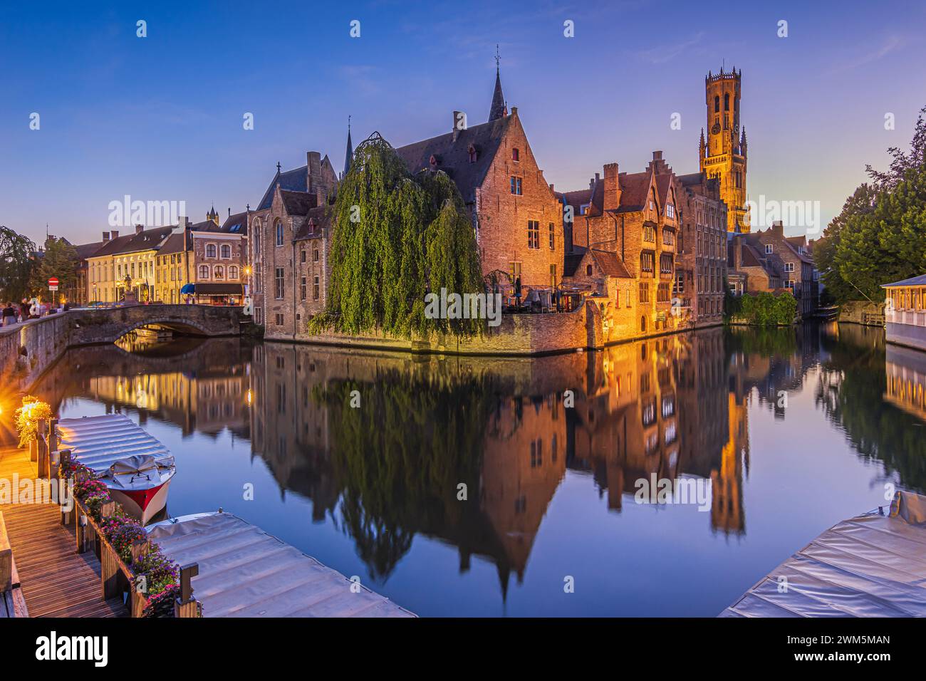Riflesso degli edifici storici dal canale del molo del Rosario nella città anseatica di Bruges. Belfry della città vecchia e delle storiche case delle corporazioni Foto Stock Riflesso degli edifici storici dal canale del molo del Rosario nella città anseatica di Bruges. Belfry della città vecchia e delle storiche case delle corporazioni Foto Stock