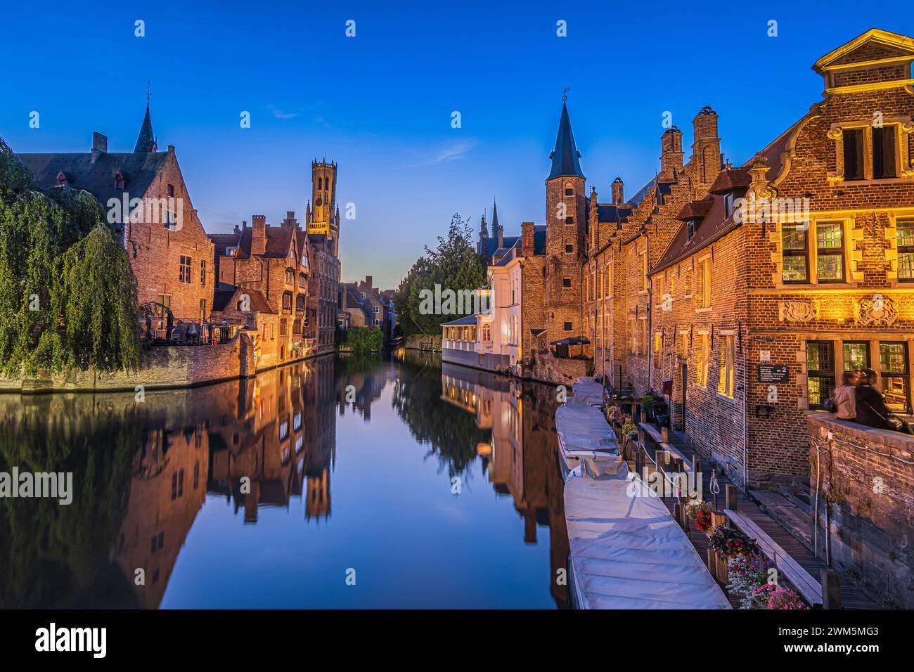 Rosary Quay nella città anseatica di Bruges. Riflessione serale sulla superficie d'acqua del canale degli edifici storici. Torre Belfry di Th Foto Stock Rosary Quay nella città anseatica di Bruges. Riflessione serale sulla superficie d'acqua del canale degli edifici storici. Torre Belfry di Th Foto Stock