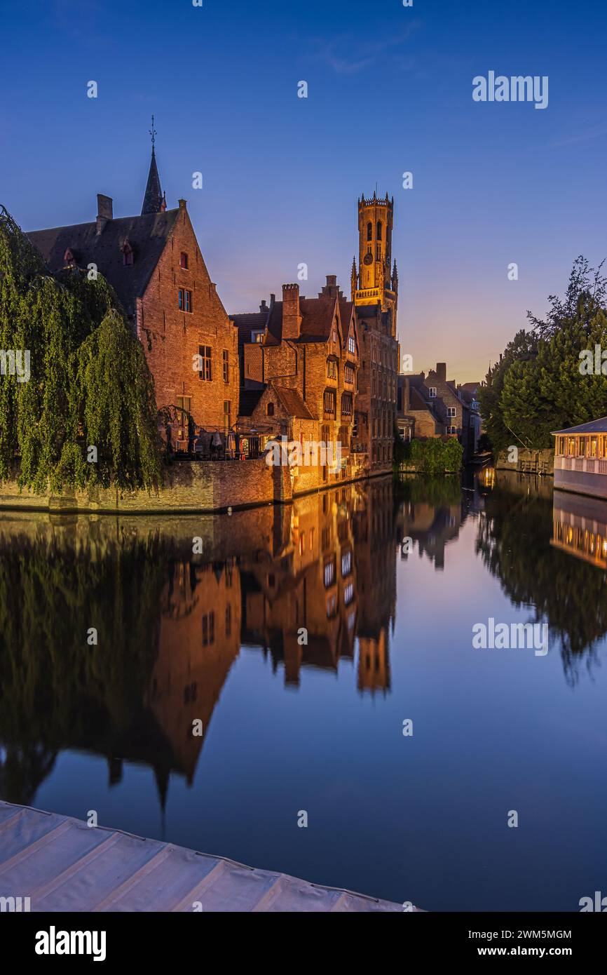 Bruges la sera. Canale di Rosary Quay nella città vecchia della città anseatica. Riflessi sulla superficie dell'acqua con edifici storici. Illuminato Foto Stock Bruges la sera. Canale di Rosary Quay nella città vecchia della città anseatica. Riflessi sulla superficie dell'acqua con edifici storici. Illuminato Foto Stock