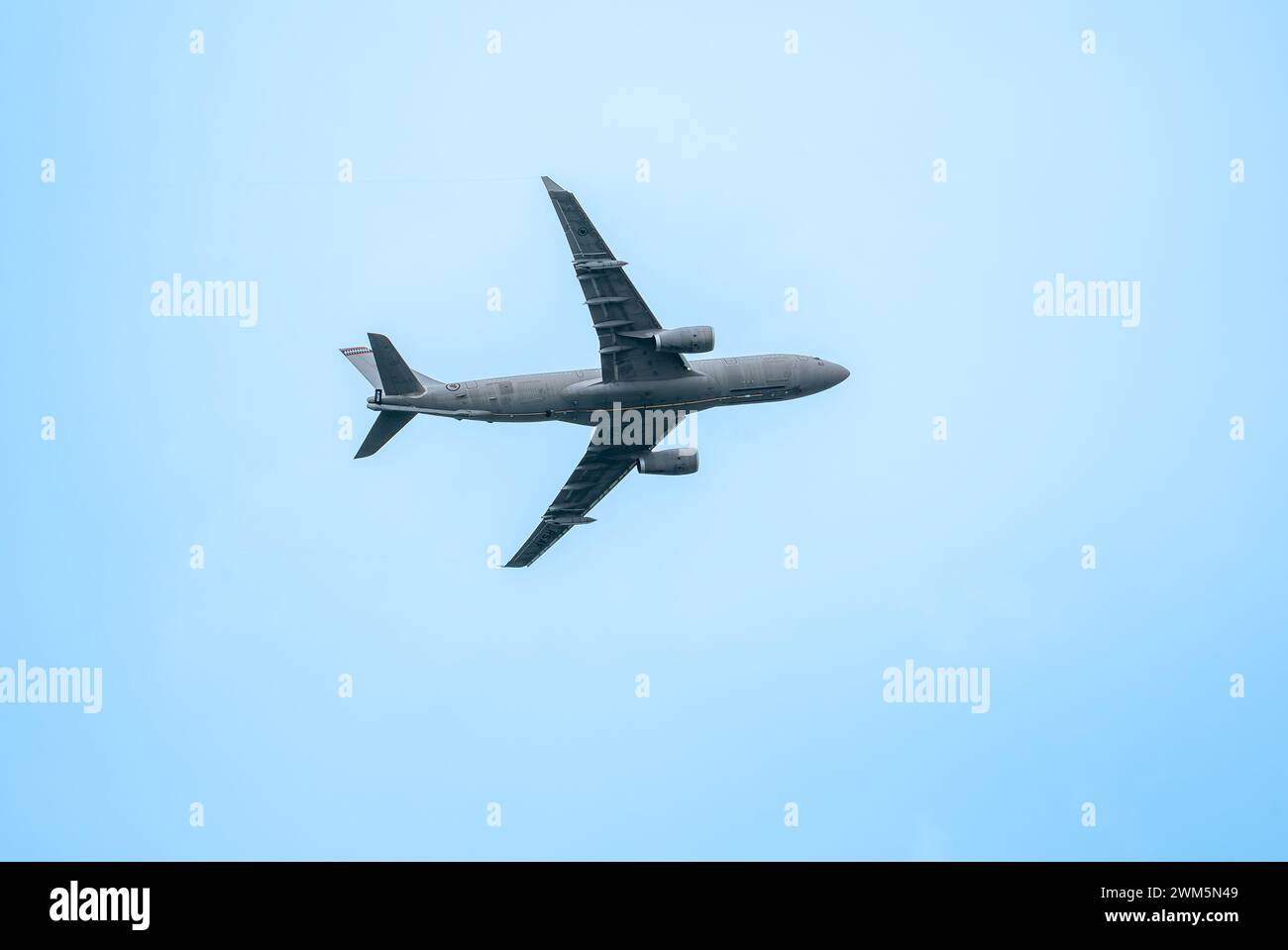 Singapore, 24 gennaio 2024: Boeing KC-767 dell'aeronautica militare di Singapore in volo, in primo piano contro il cielo. Tiro aereo dettagliato capturi Foto Stock