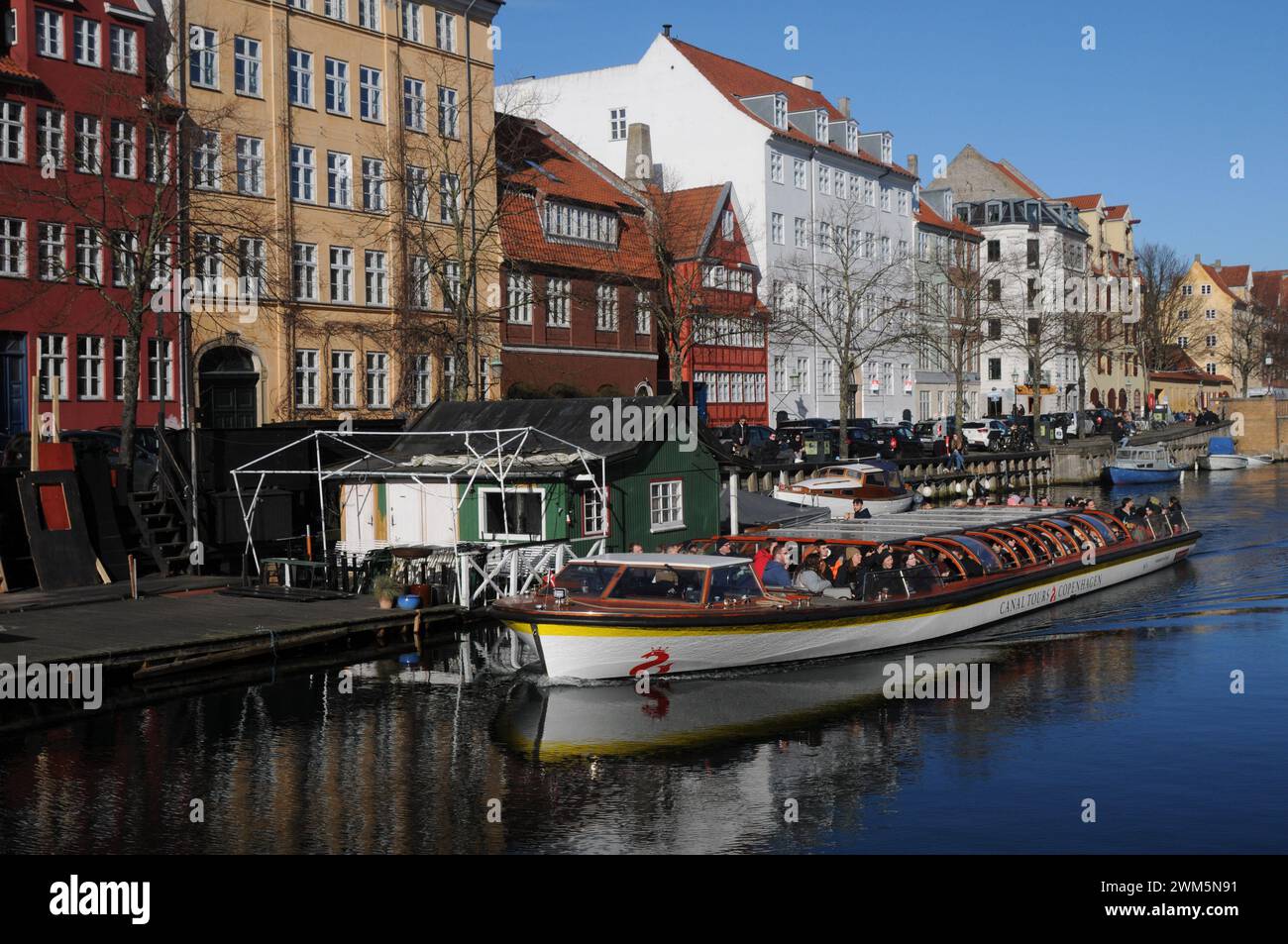 Copenaghen, Danimarca /24 febbraio 2024/escursioni sui canali di Copenahgen in barca nel canale di christianshavn nella capitale danese. (Foto.Francis Joseph Dean/Dean Pictures) Foto Stock