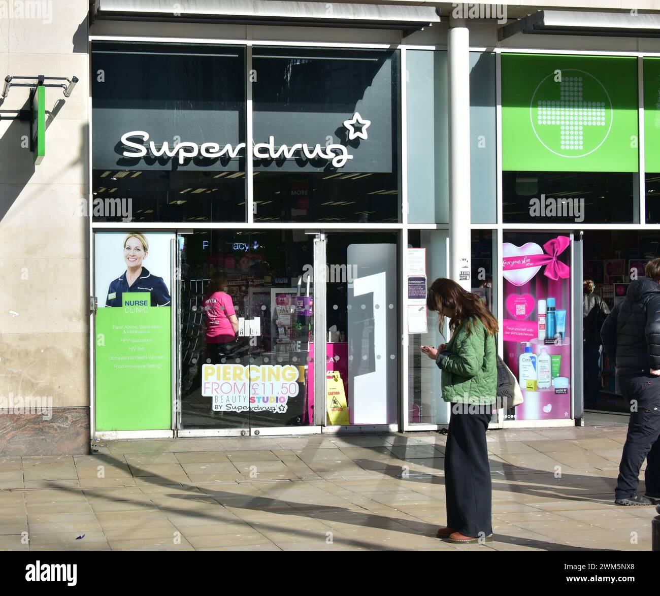 Filiale di Superdrug a Piccadilly, Manchester, Regno Unito. Superdrug ha recentemente lanciato NHS Pharmacy prima in tutti i negozi a livello nazionale, offrendo ai clienti l'accesso a consigli, cure e farmaci solo prescrizione per sette condizioni comuni nell'ambito del nuovo servizio NHS. I pazienti possono chiedere consigli e cure alle farmacie per le condizioni di salute comuni. Foto Stock