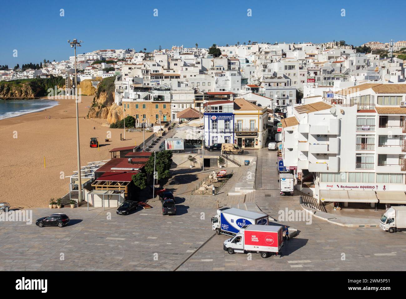 Veduta aerea della città vecchia di Albufeira, Algarve Portugal e Fishermans Beach (Praia dos Pescadores), Albufeira, Portogallo 20 febbraio 2024 Foto Stock