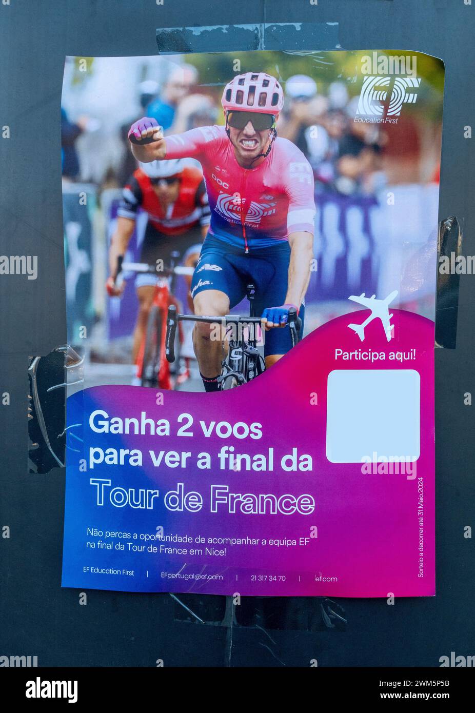 Poster ad Albufeira pubblicità di Un concorso per vincere due voli per vedere la finale del Tour de France Albufiera Portogallo 19 febbraio 2024 Foto Stock