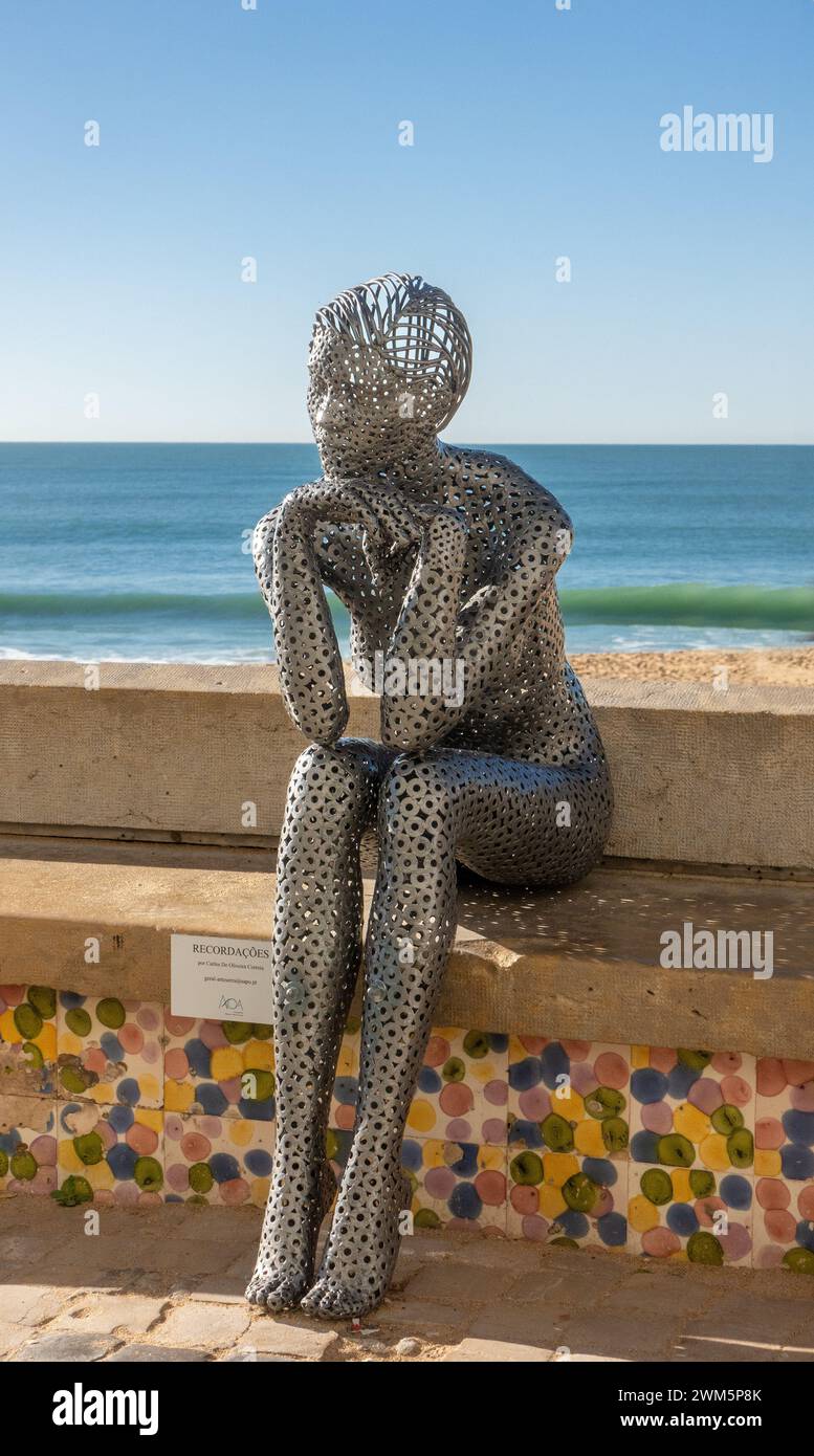 Metal Sculpture A Woman intitolato Memories (portoghese: Recordacoes), di Carlos De Oliveira Correia, Praia do Túnel (Peneco), Albufeira Portugal Foto Stock