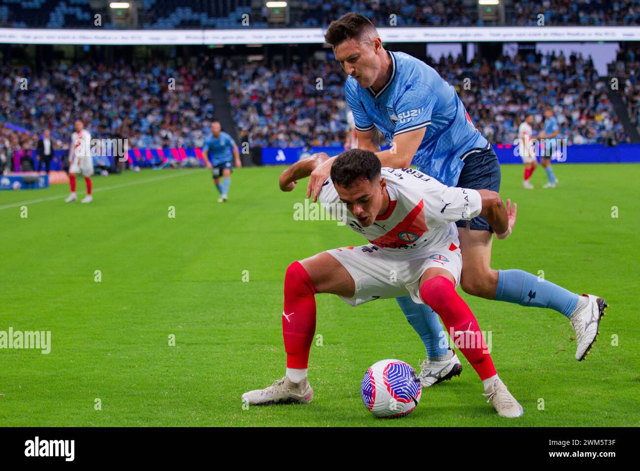 Sydney, Australia. 24 febbraio 2024. Joseph Lolley del Sydney FC compete per il pallone con Vicente Fernández di Melbourne durante la partita di A-League tra Sydney FC e Melbourne City all'Alliance Stadium il 24 febbraio 2024 a Sydney, Australia Credit: IOIO IMAGES/Alamy Live News Foto Stock