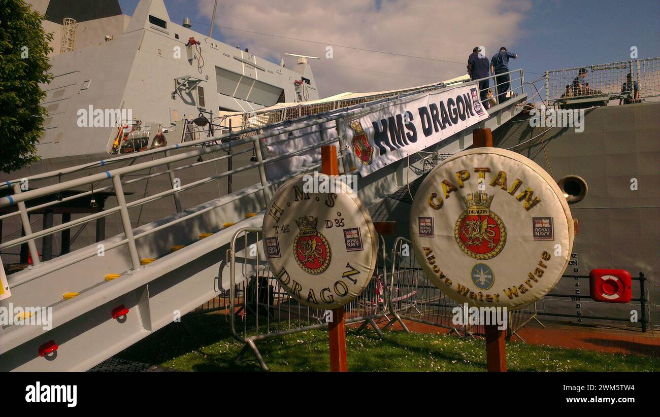 Royal Navy Perry Bouys fuori navi ormeggiate nella baia di Cardiff, Galles, Regno Unito Foto Stock