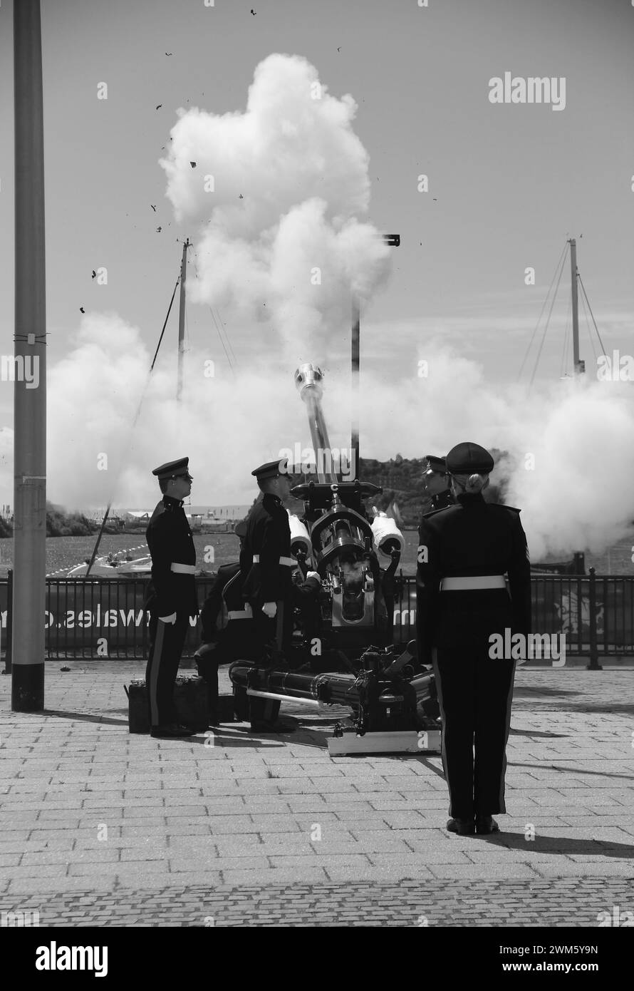 Saluti cerimoniali di 21 cannoni sparati dai Welsh Borderers, 104 Regiment, The Royal Artillery, British Army, nella baia di Cardiff, Galles, Regno Unito Foto Stock