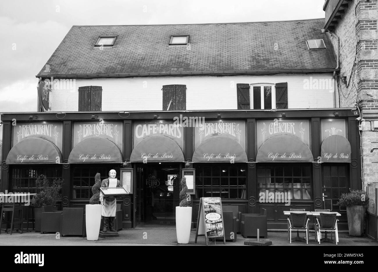 L'ingresso al Cafe de Paris a Bagnoles-de-l'Orne, Normandia, Francia, Europa venerdì 23, febbraio 2024 Foto Stock