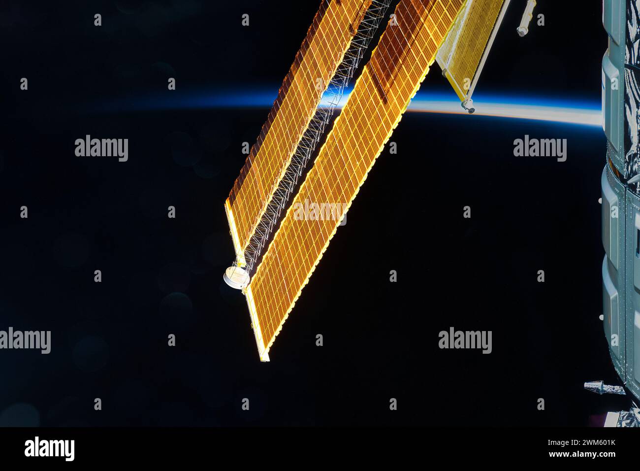 Pannello solare ISS o stazione spaziale Internazionale. Miglioramento digitale di un'immagine da parte della NASA Foto Stock