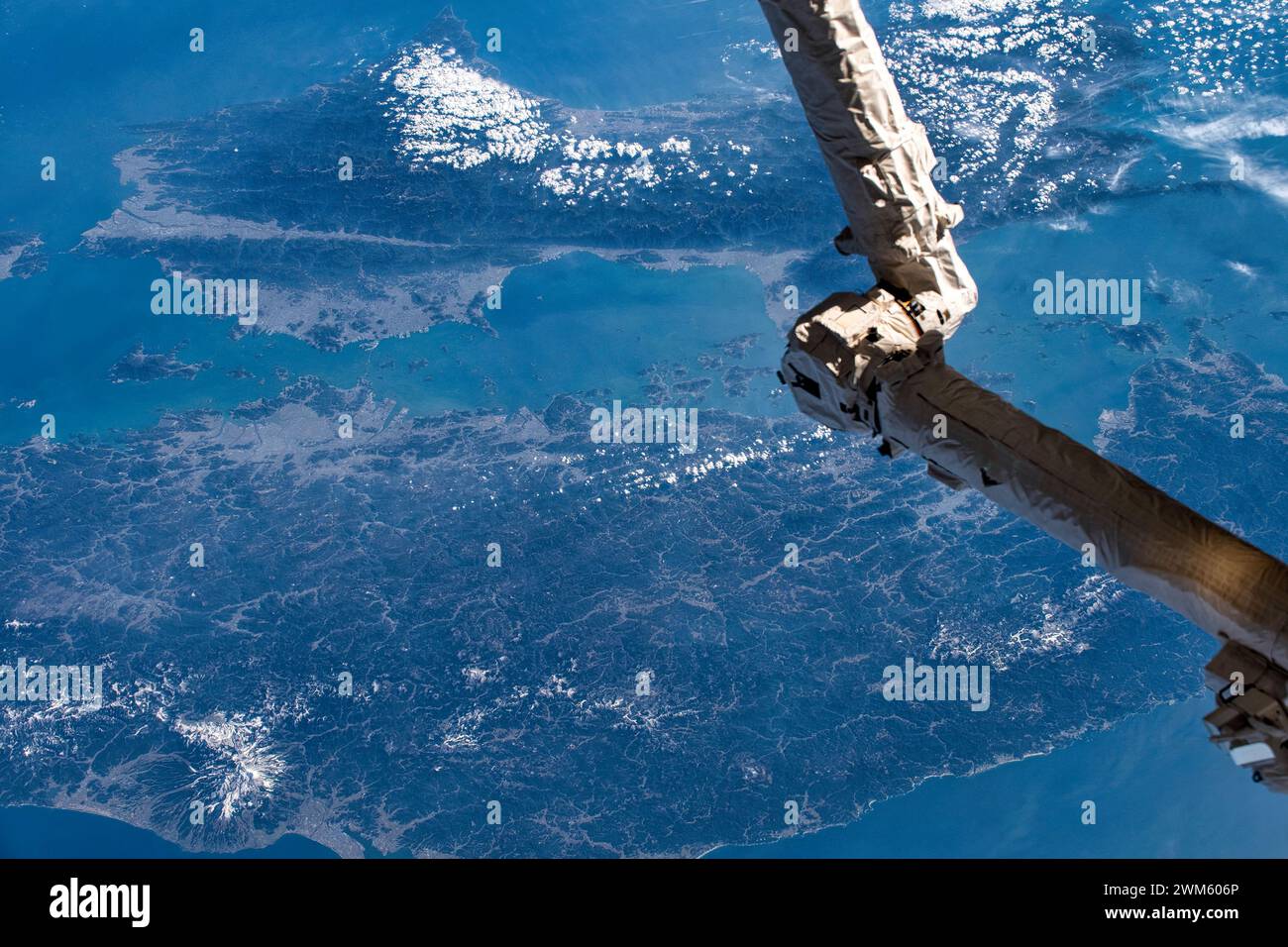 Canadarm mentre la ISS vola sul Mar del Giappone. Miglioramento digitale di un'immagine da parte della NASA Foto Stock